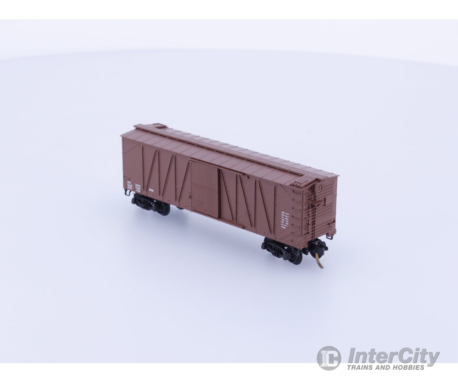 Micro Trains 28000 N 40’ Outside Braced Box Car Freight Cars