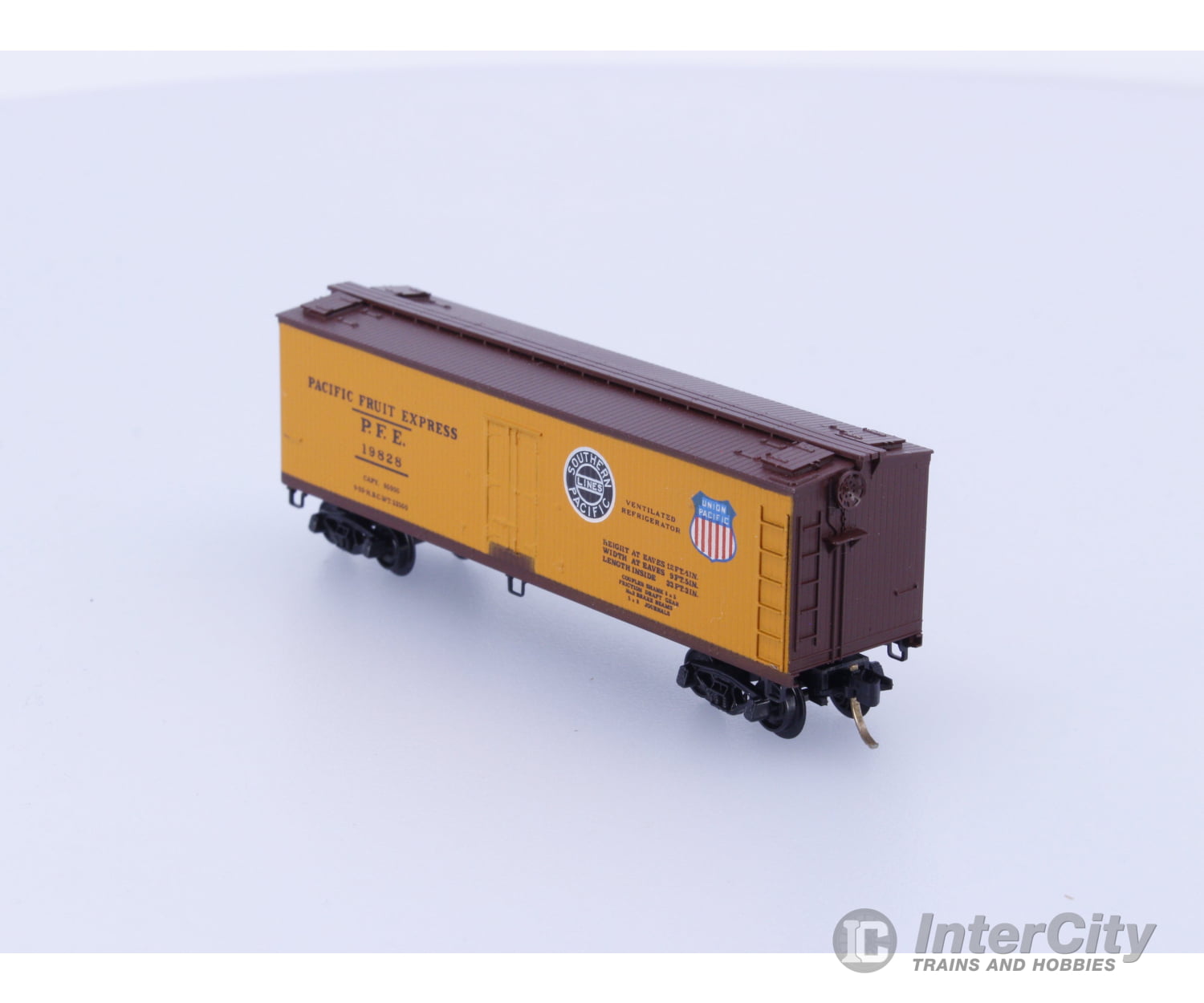 Micro Trains 47062 N Reefer 40’ Wood Sheathed Pacific Fruit Express (PFE) 19828 Freight Cars