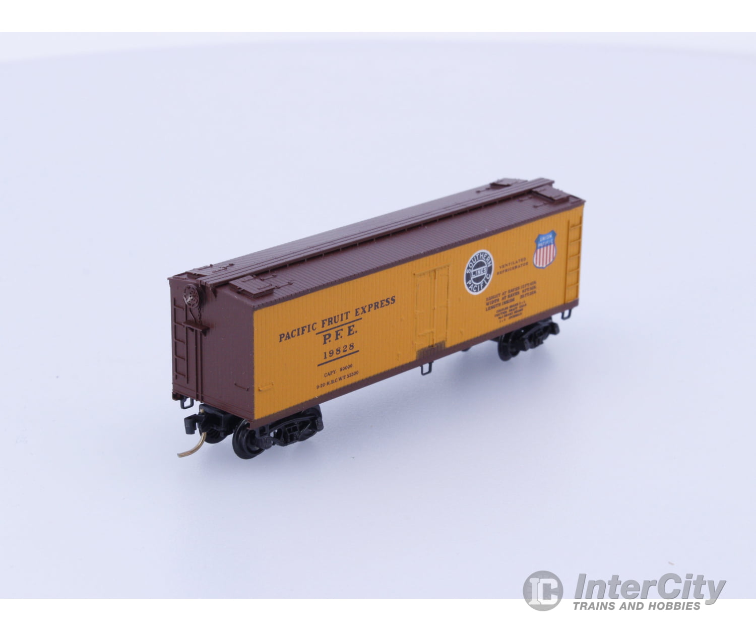 Micro Trains 47062 N Reefer 40’ Wood Sheathed Pacific Fruit Express (PFE) 19828 Freight Cars