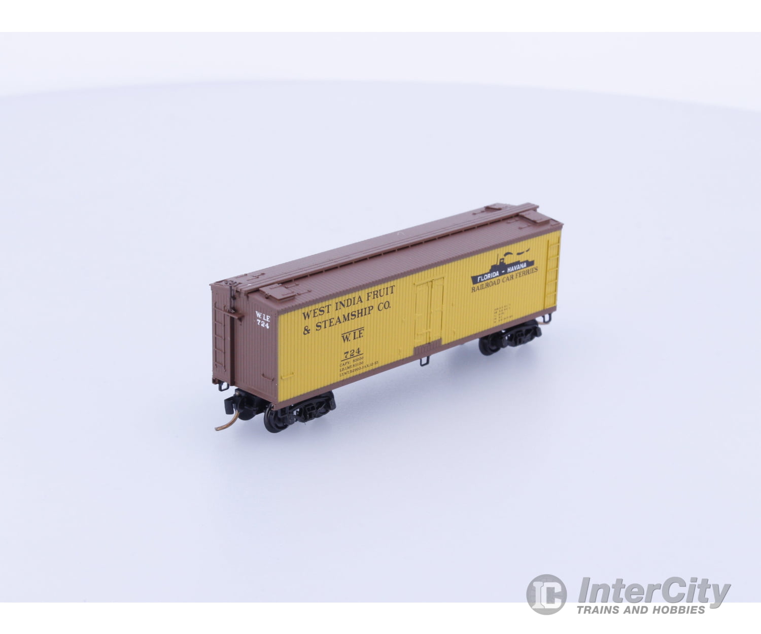 Micro Trains 49510 N 40’ Double-Sheathed Wood Reefer West India Fruit & Steamship Co. 724 Freight Cars