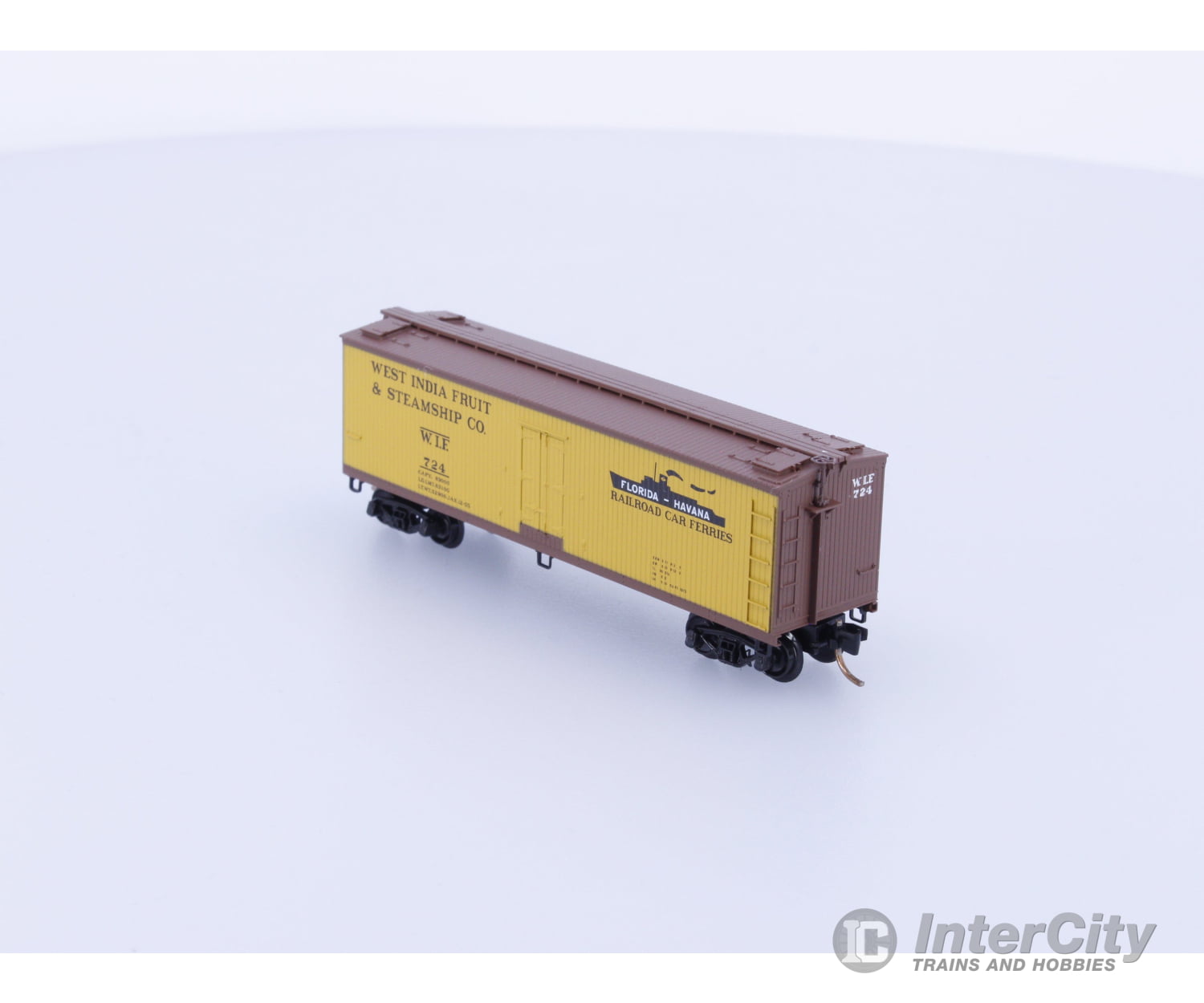 Micro Trains 49510 N 40’ Double-Sheathed Wood Reefer West India Fruit & Steamship Co. 724 Freight Cars