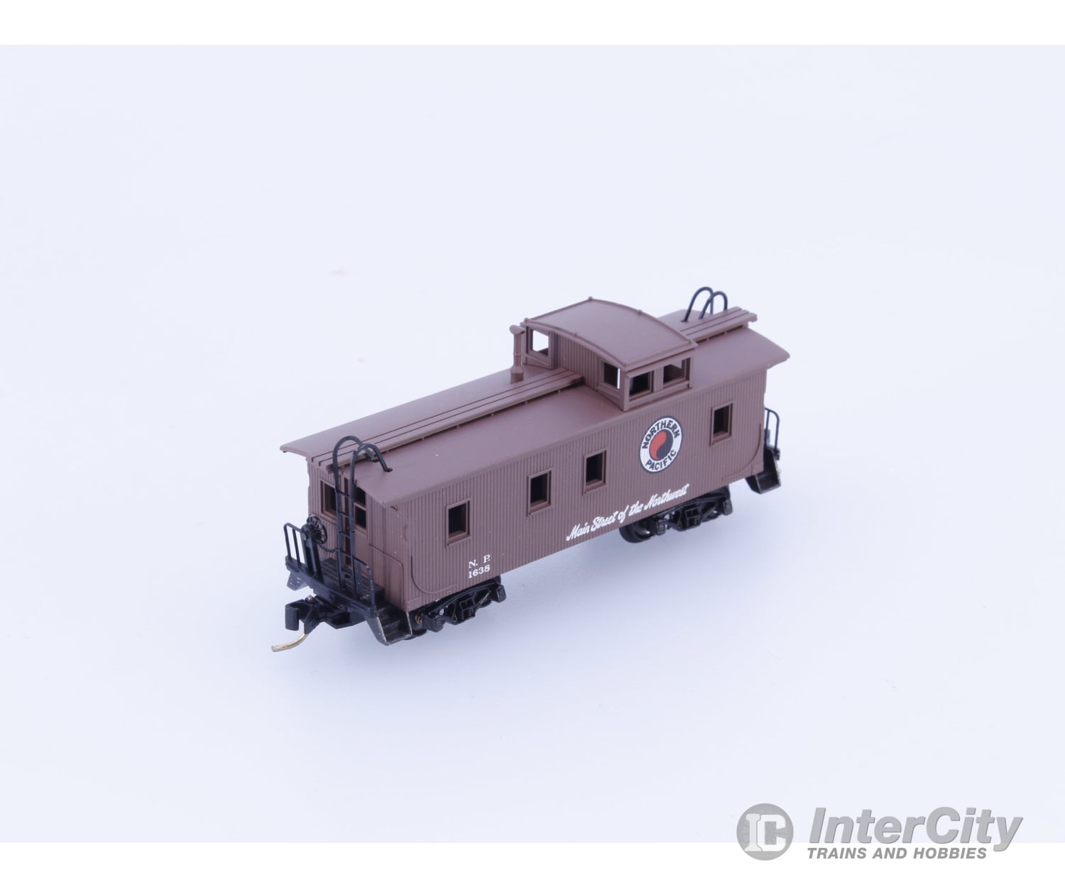 Micro Trains 51050 N 34’ Wood Sheathed Caboose with Straight Sided Cupola Northern Pacific (NP) 1638 Freight Cars