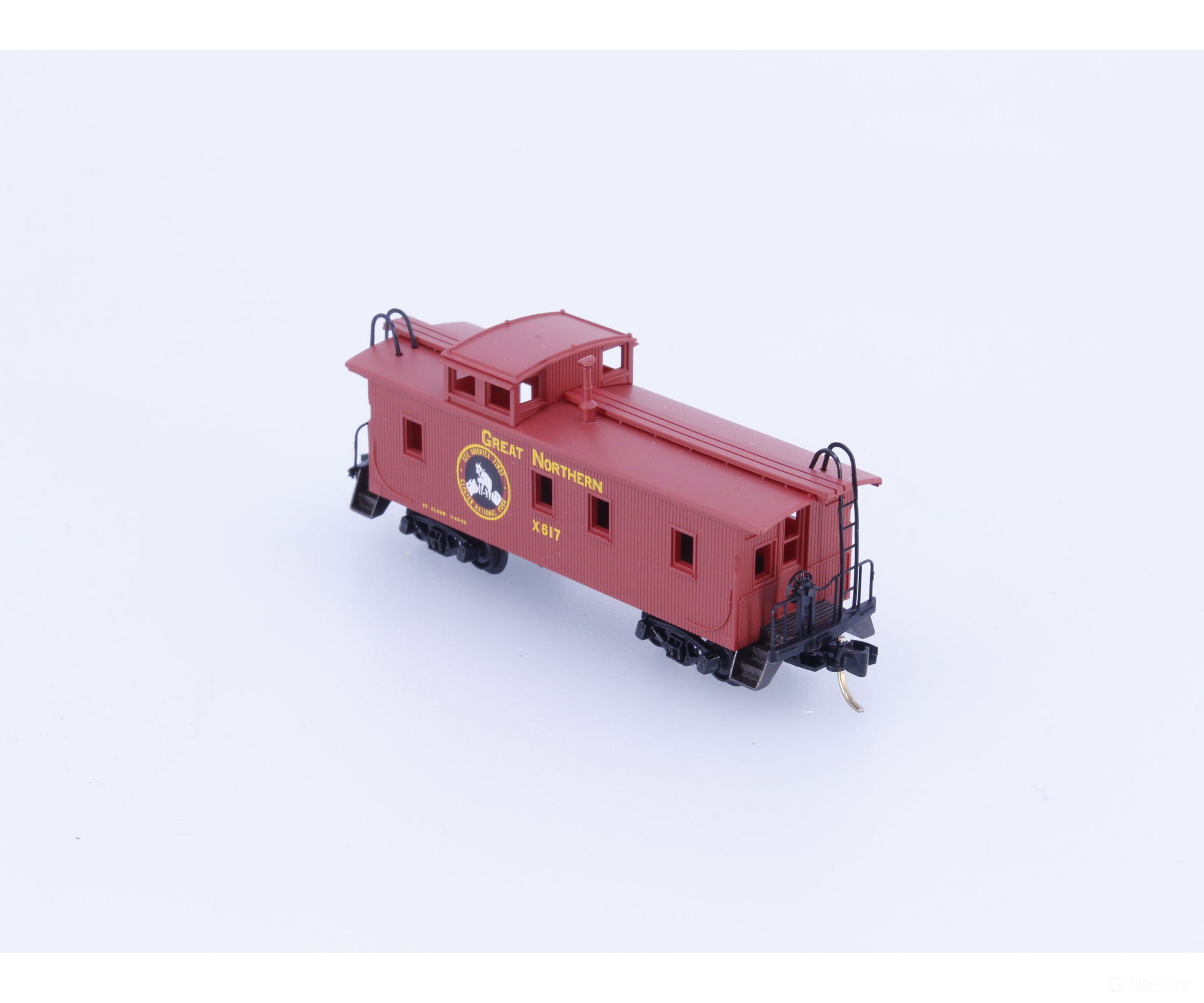 Micro Trains 51110 N 34’ Wood Sheathed Caboose with Straight Sided Cupola Great Northern (GN) X617 Freight Cars