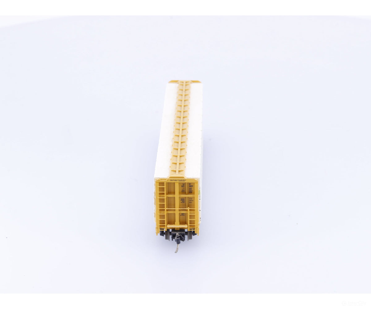 Micro Trains 53030 N 61’ 8’’ Bulkhead Flat Car w/ Lumber Load Union Pacific (UP) 217009 - Freight Cars