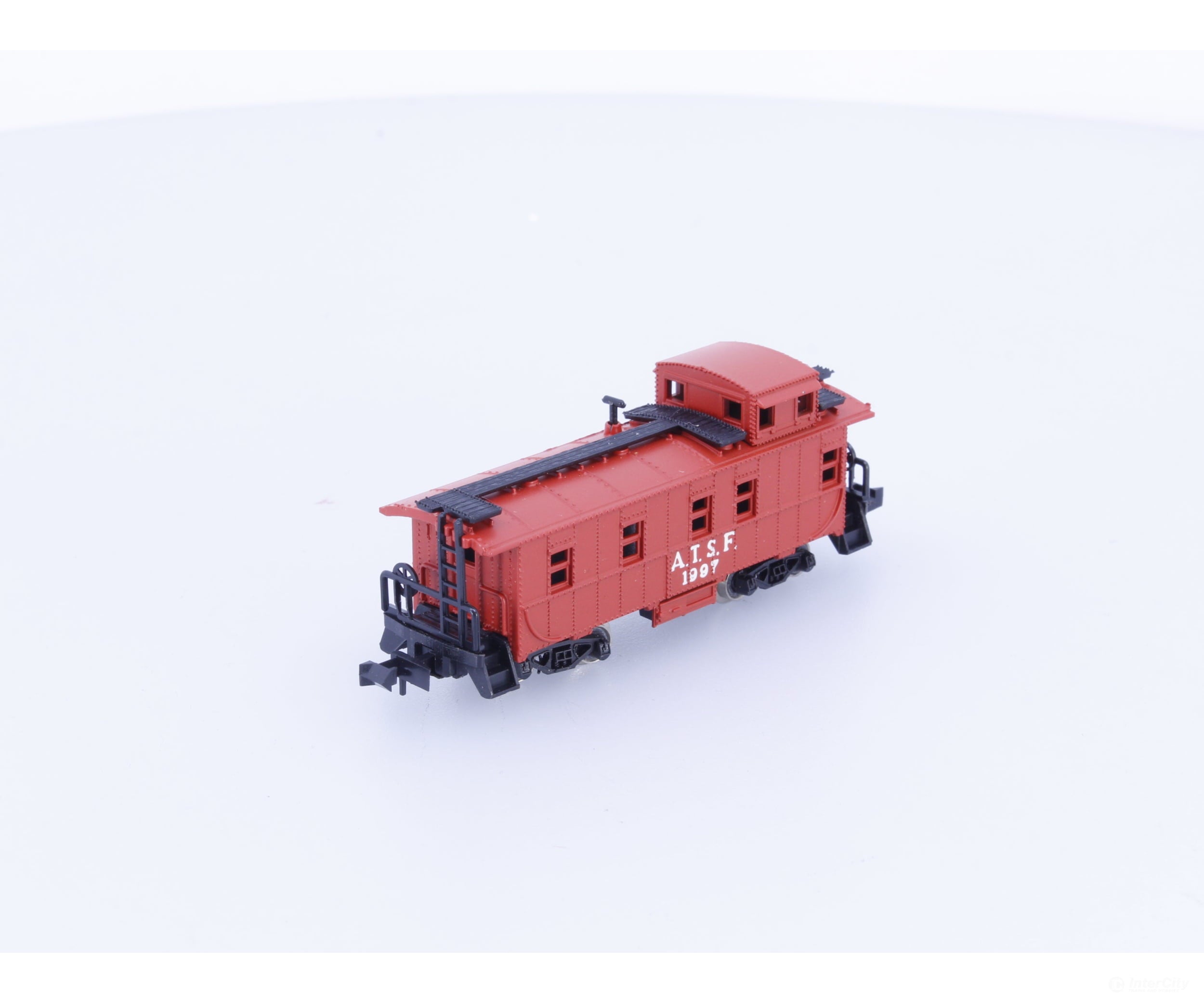MRC 7080 N 34’ Caboose Atchison Topeka and Santa Fe (ATSF) 1997 Freight Cars