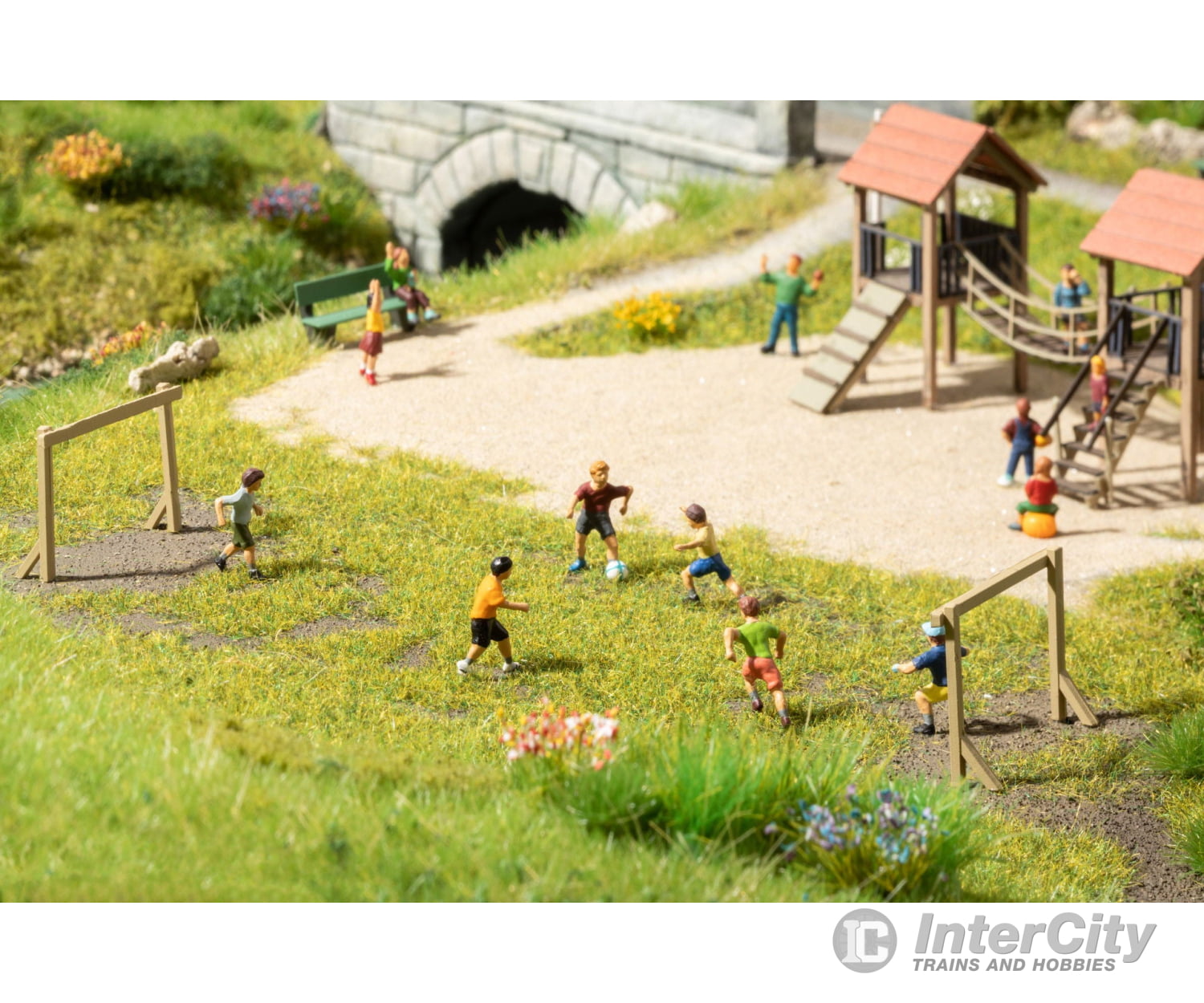 Noch 15817 HO Children on the Kickabout Area Figures