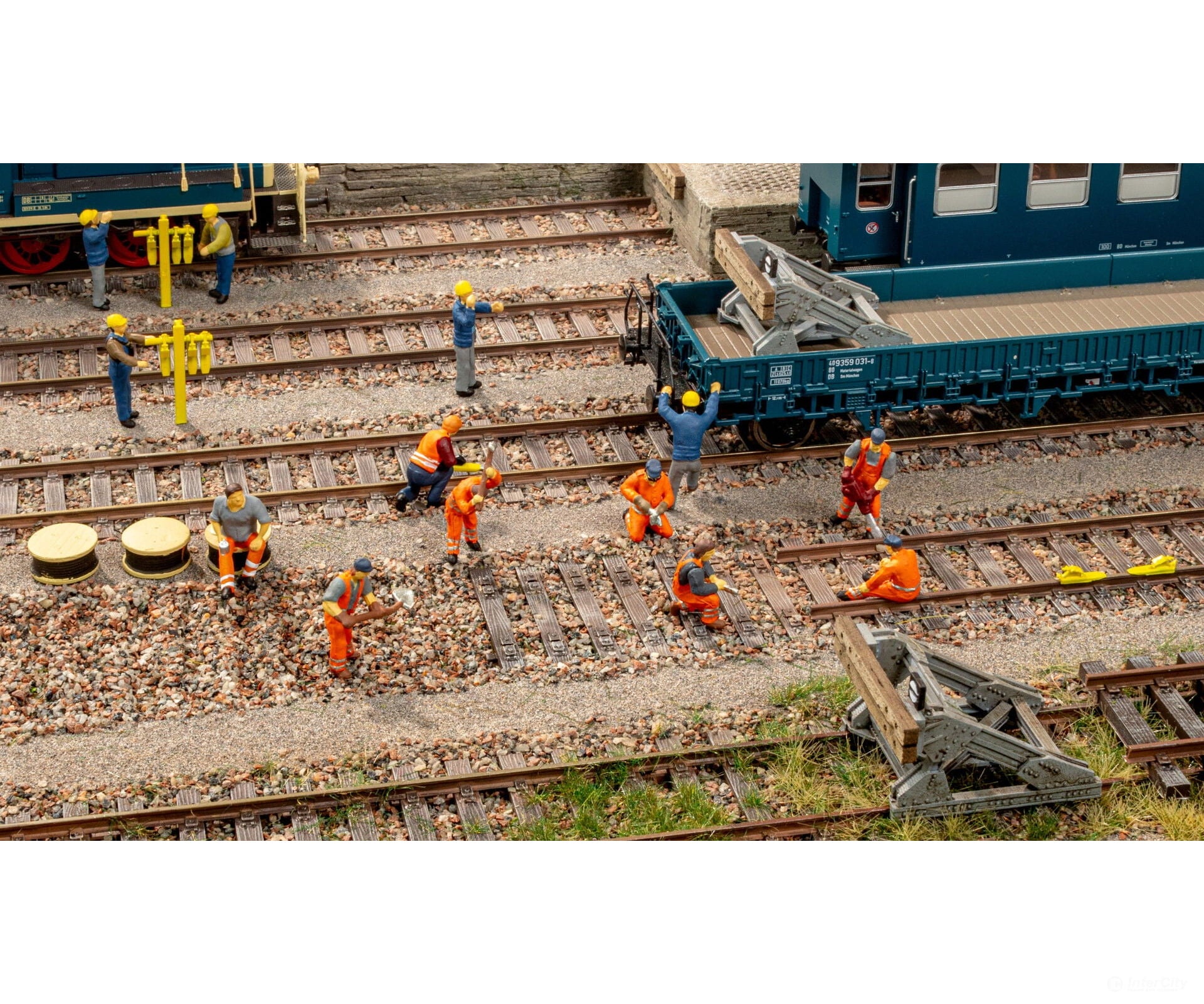 Noch 65592 HO Decorative Advent Calendar ‘Right & Left Along the Tracks’ Structures