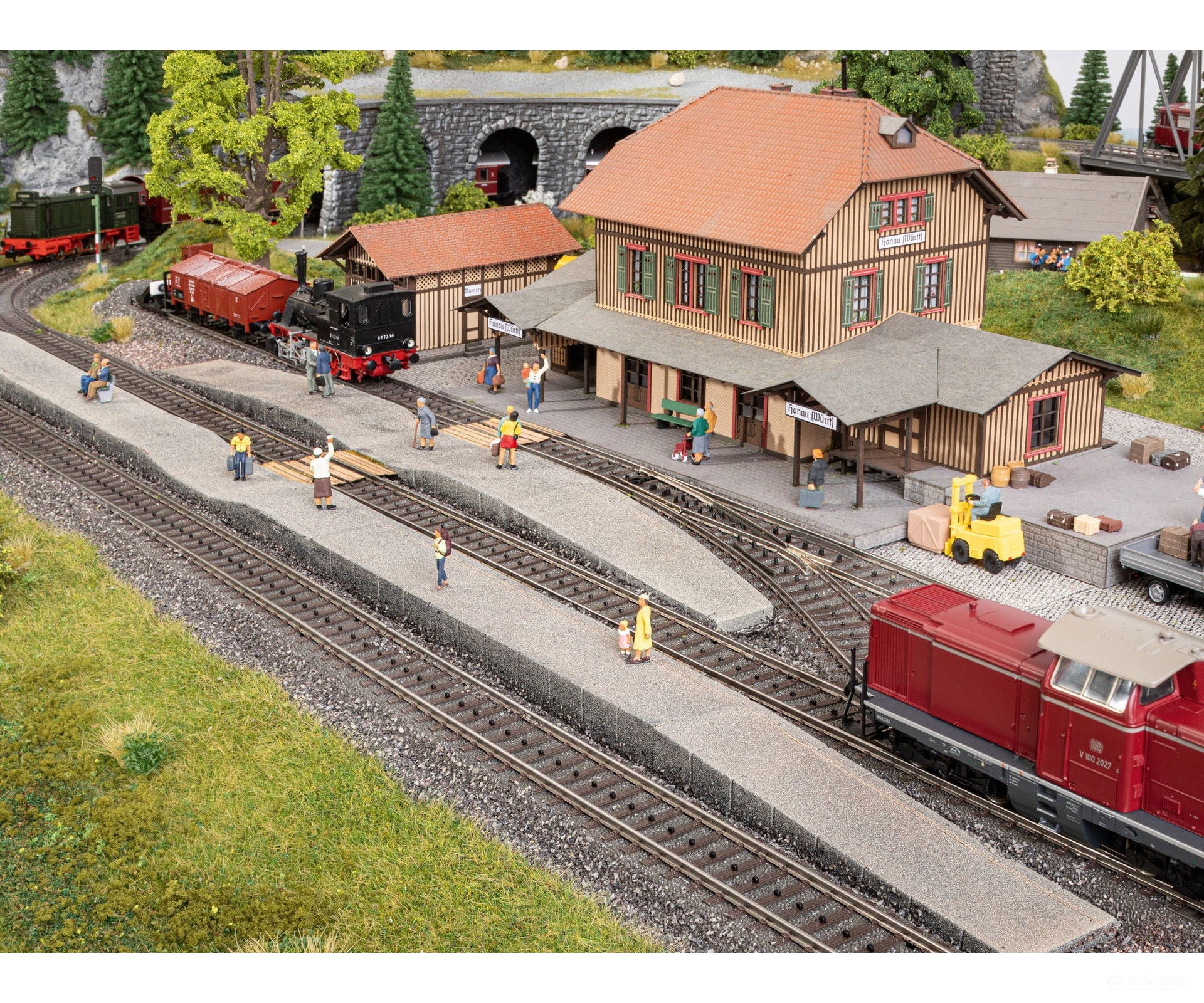 Noch 66014 HO Platform Era III – IV with Crossing Structures