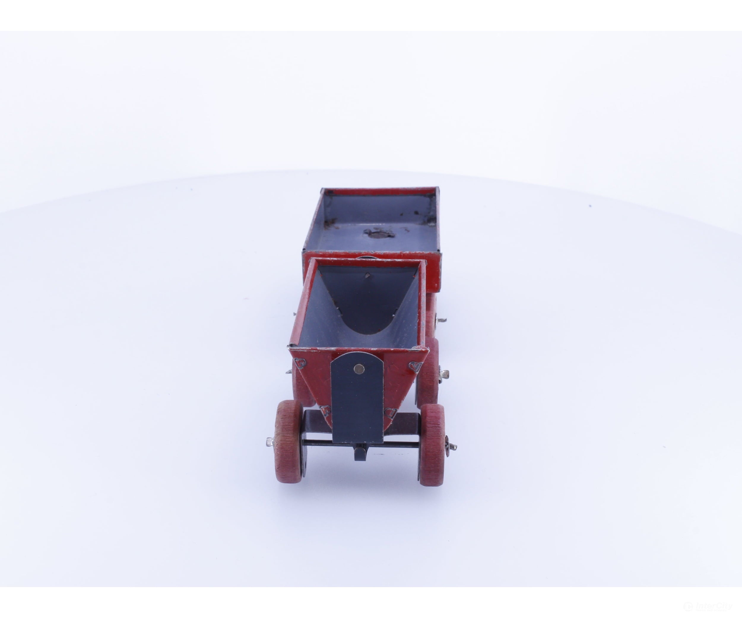 O Gondola Cart and Dump Cart Tin with Wooden Wheels - Scenery Details