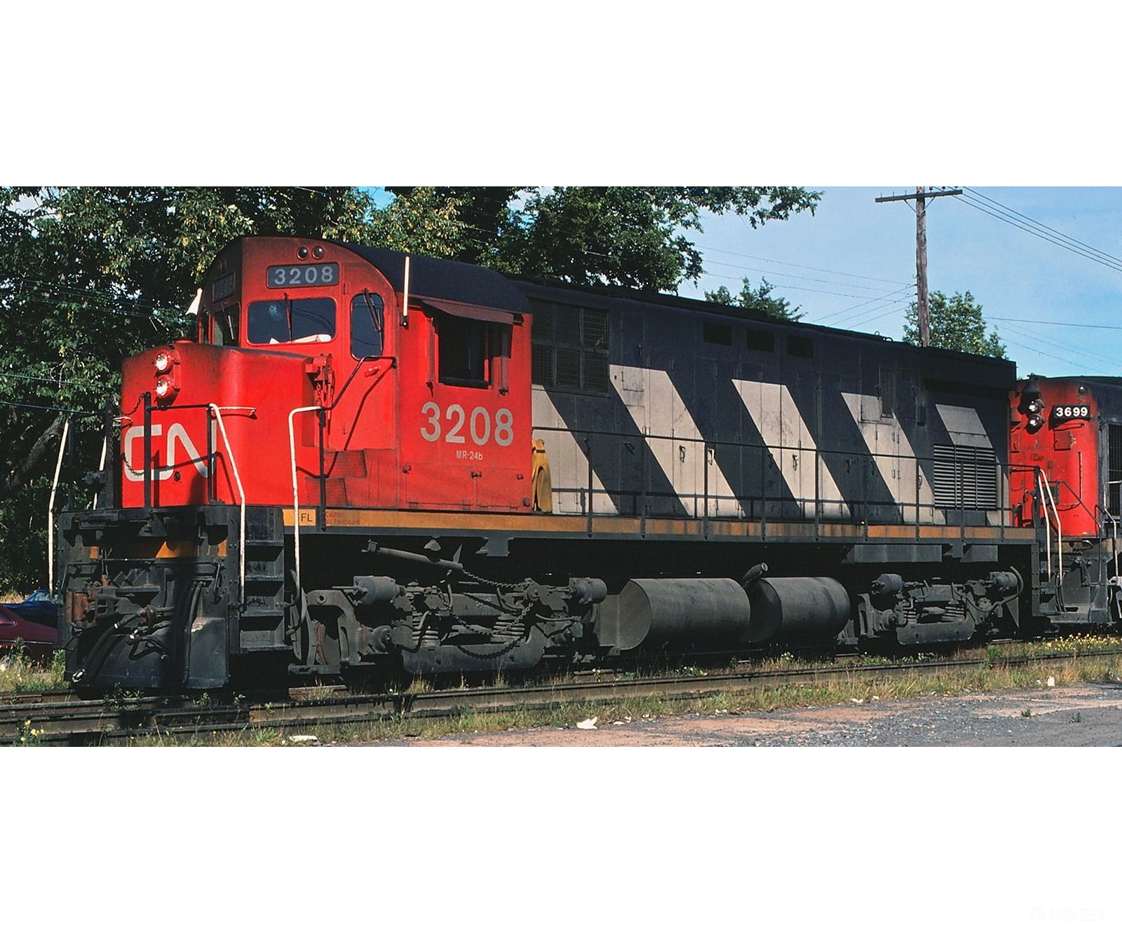 Rapido 045006 HO MLW C-424 (DC/Silent): CN Rail - Stripes (MR-24b): #3211 - Locomotives