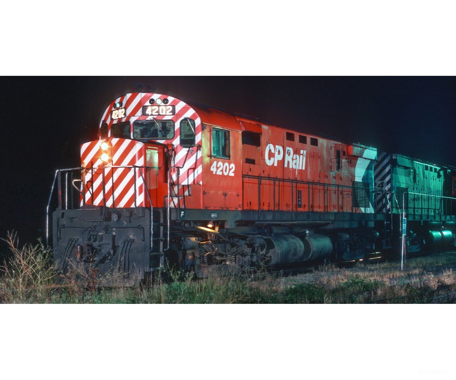 Rapido 045014 HO MLW C-424 (DC/Silent): CP Rail - Action Red (5’’ Stripes) (DRS-24b): #4217 Locomotives