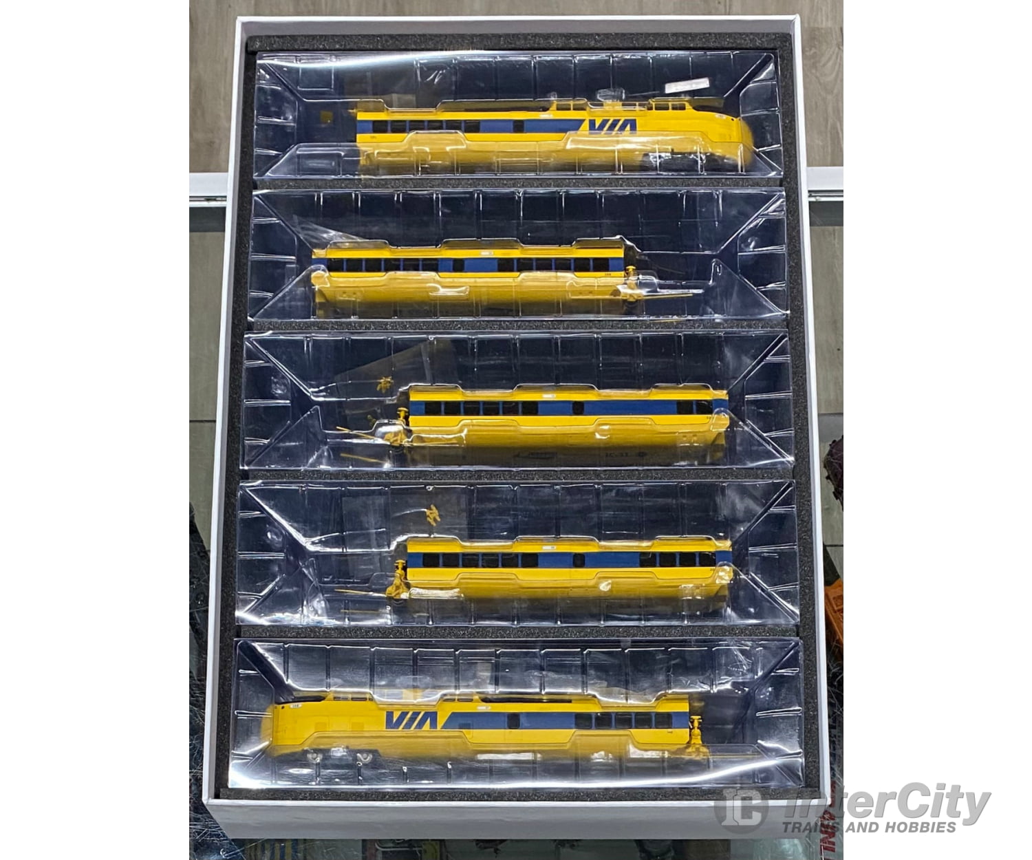 Rapido 203506 HO UAC Turbo Train 5 Car Set Via Rail (VIA) 146,201,256,228,151 DCC & Sound Locomotives