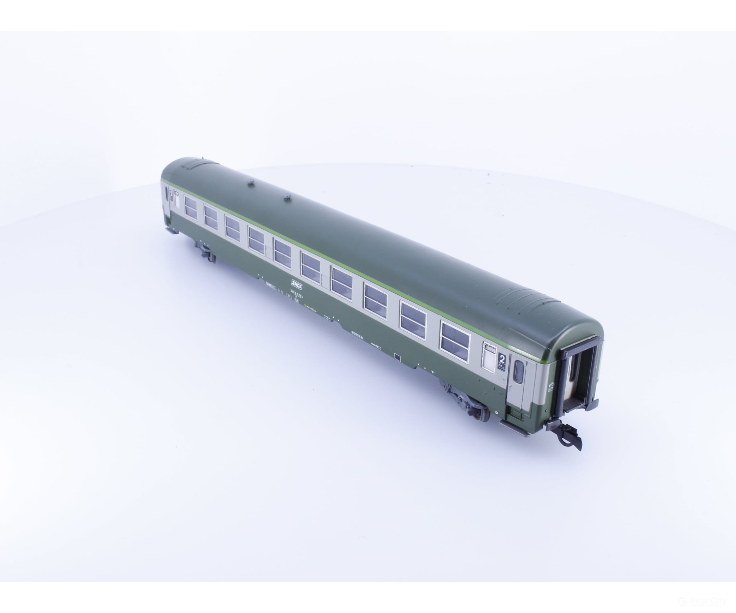 Roco 4299B HO SNCF 2nd Class Passenger Car with Interior Lighting 518720 European Passenger Cars