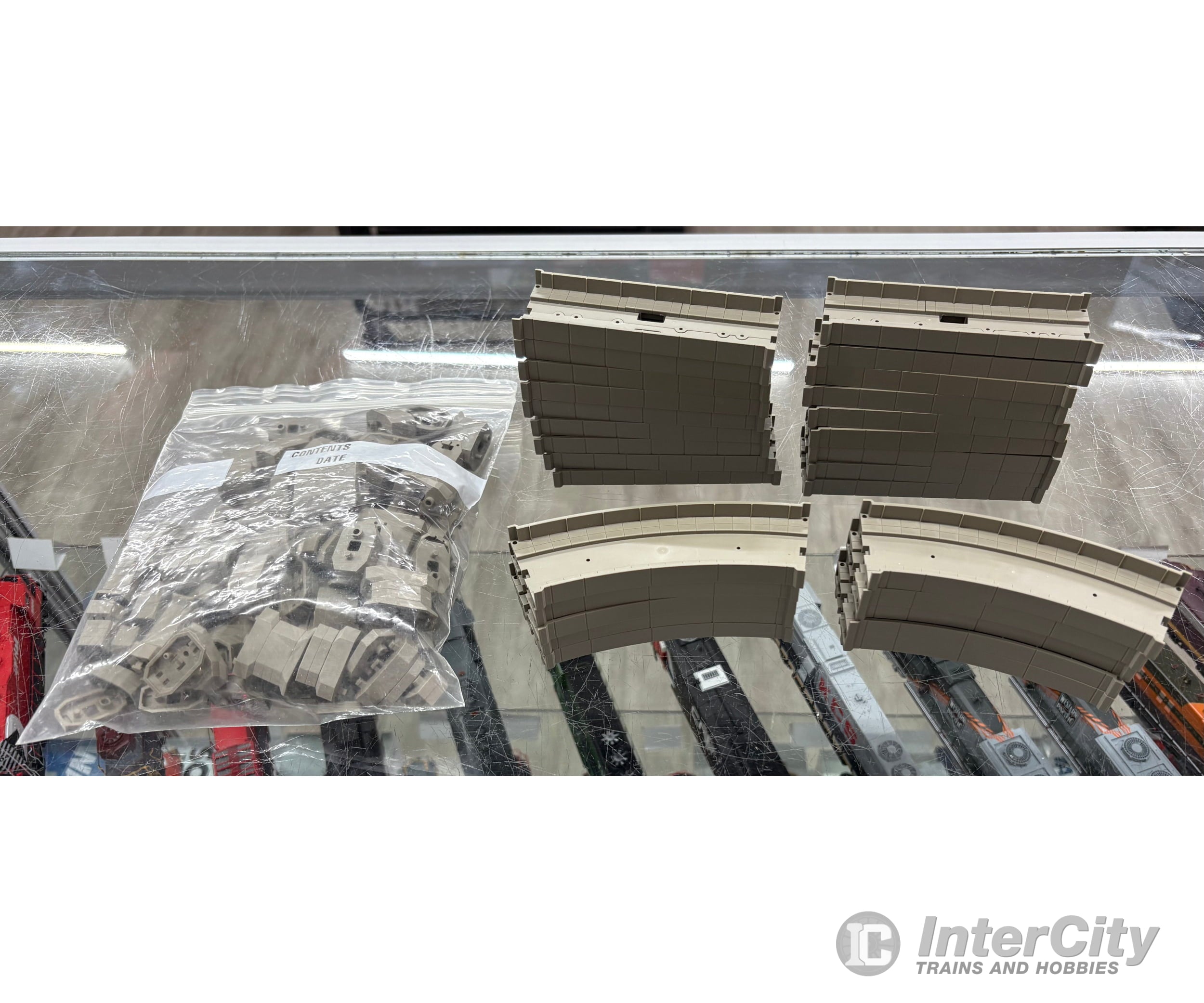 Rokuhan Z 28 Pcs Raised Viaduct and Matching Gradient Piers. Track Accessories