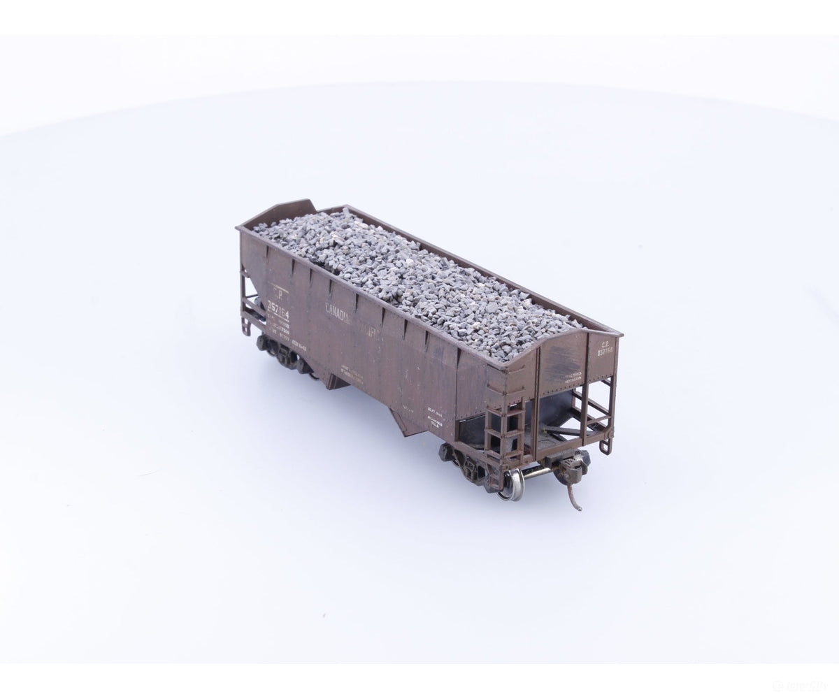 Roundhouse 1614 HO 3 Bay Offset Hopper Weathered with Load Canadian Pacific (CP) 357164 - Freight Cars