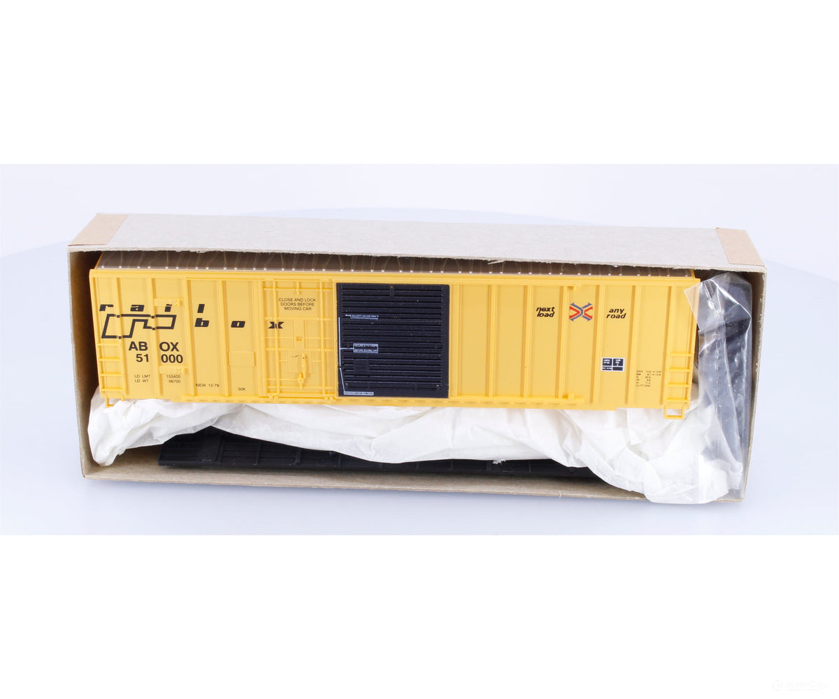 Roundhouse 1938 HO 50’ FMC Combo Door Box Car Kit Railbox (RBOX) 51000 - Freight Cars