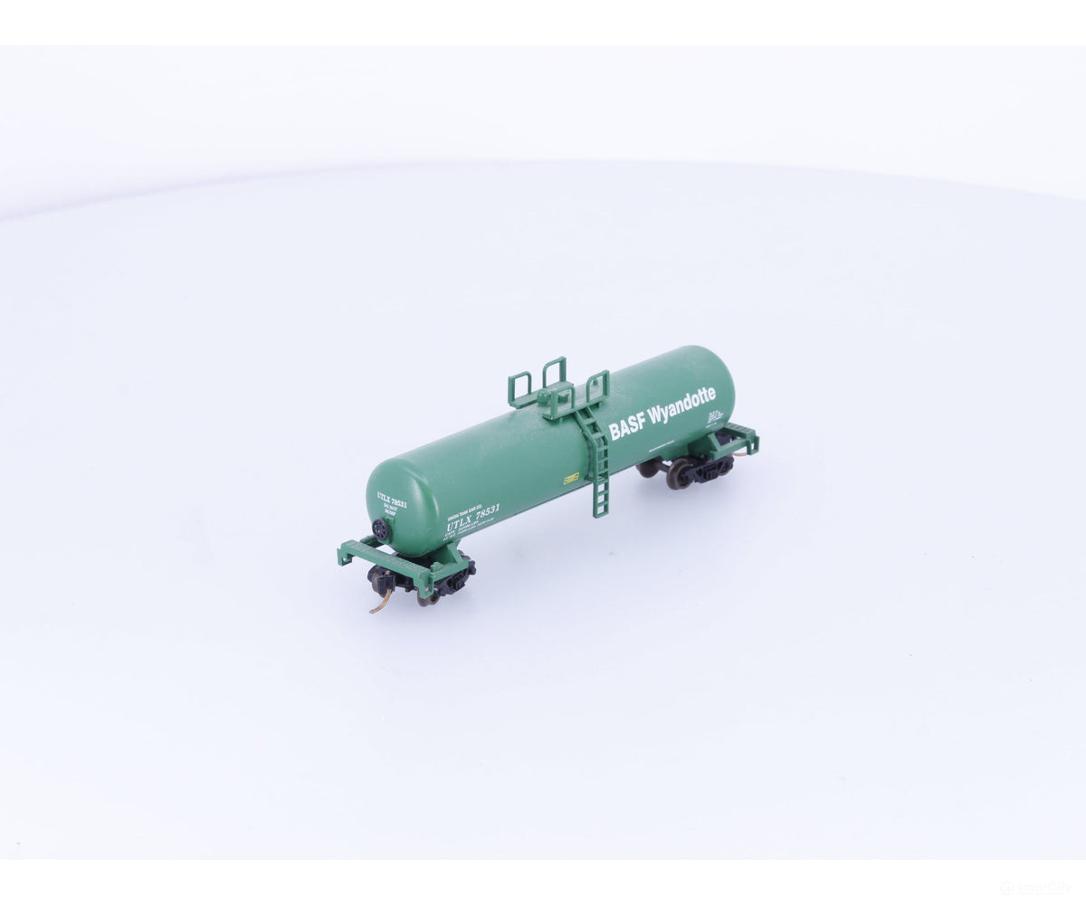 Roundhouse 8381 N 50’ Modern Tank Car BASF (UTLX) 78531 - Freight Cars