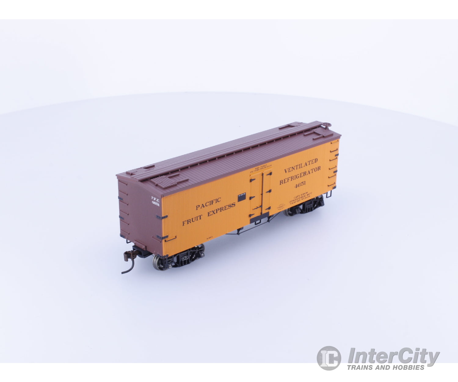 Roundhouse 85492 HO 36’ Wood Reefer Pacific Fruit Express (PFE) 4651 Freight Cars