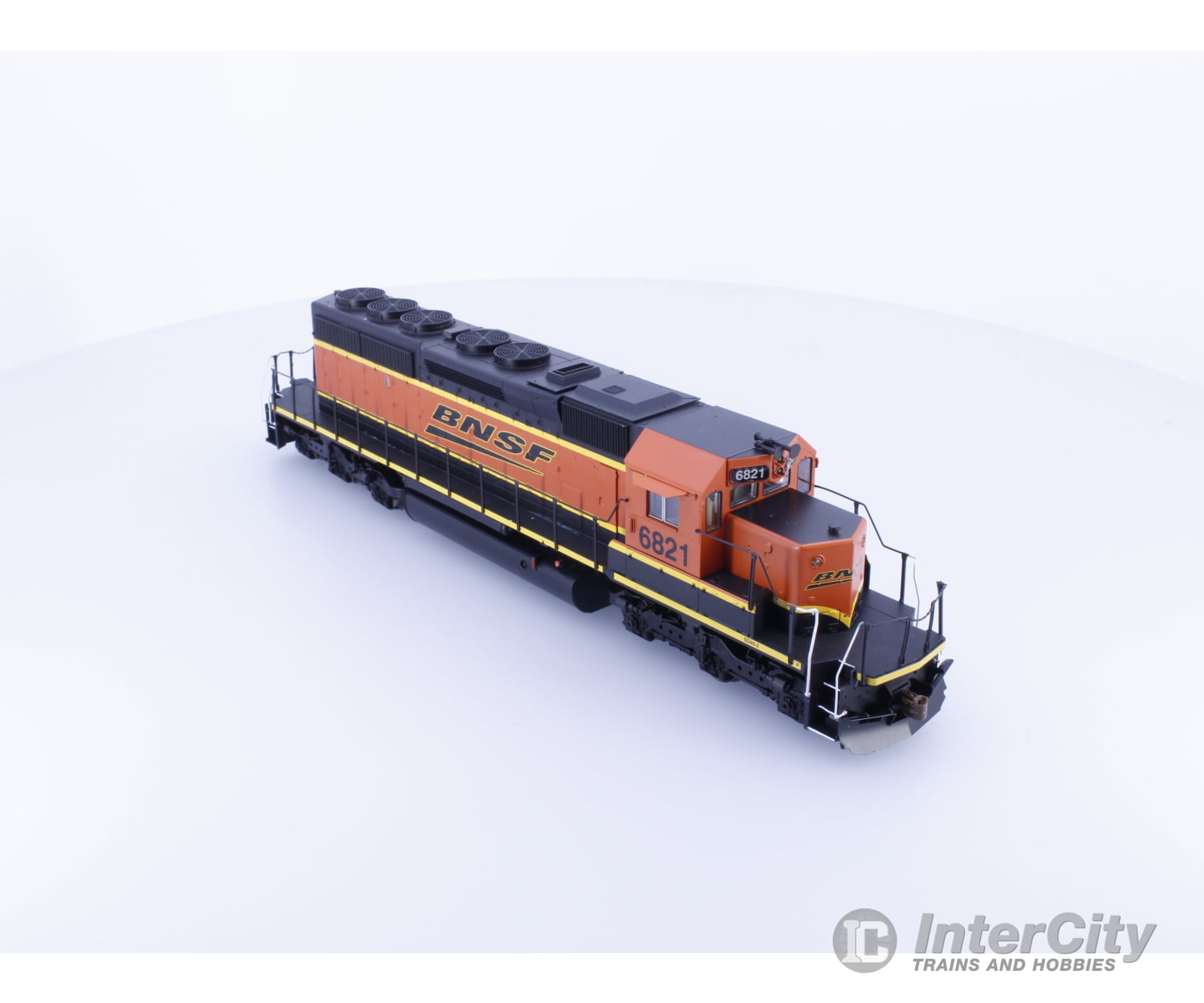 ScaleTrains SXT10369 HO EMD SD40-2 Diesel Locomotive H3 Scheme Burlington Northern Santa Fe (BNSF) 6821 DCC & Sound