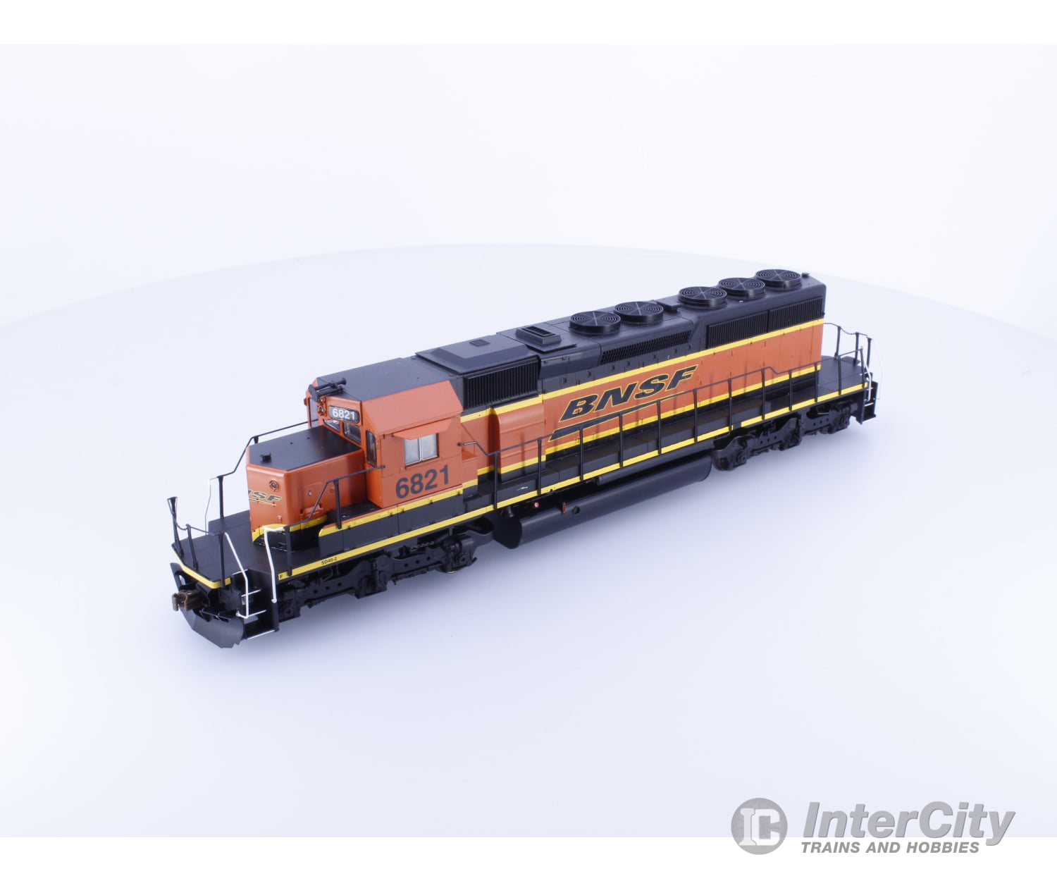 ScaleTrains SXT10369 HO EMD SD40-2 Diesel Locomotive H3 Scheme Burlington Northern Santa Fe (BNSF) 6821 DCC & Sound