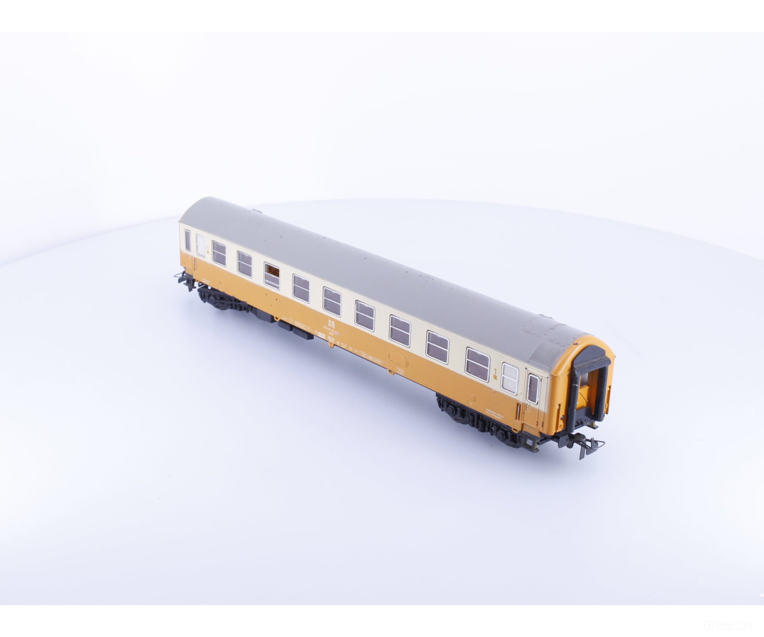 Schicht 40-070 HO DR 1st Class Passenger Car 40-070 - European Passenger Cars