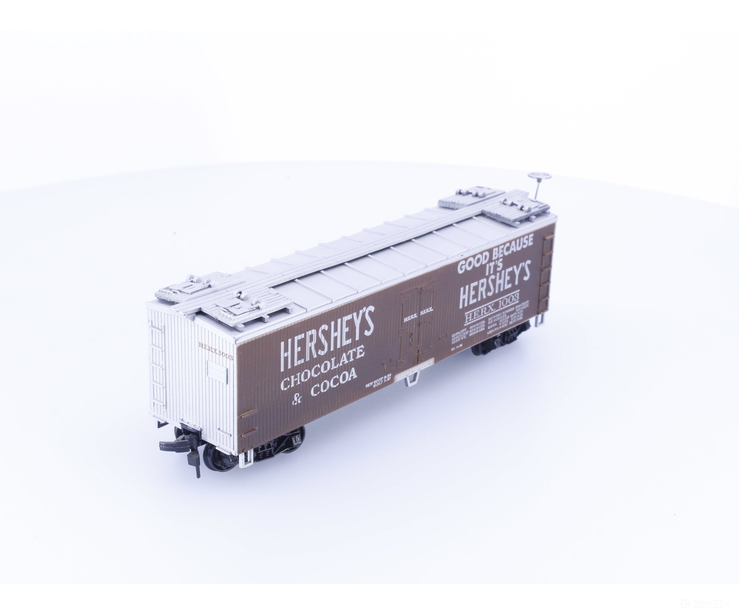 Train Miniature 2404 HO 40’ Single Door Boxcar Hershey Chocolate Co (HERX) 1003 - Freight Cars