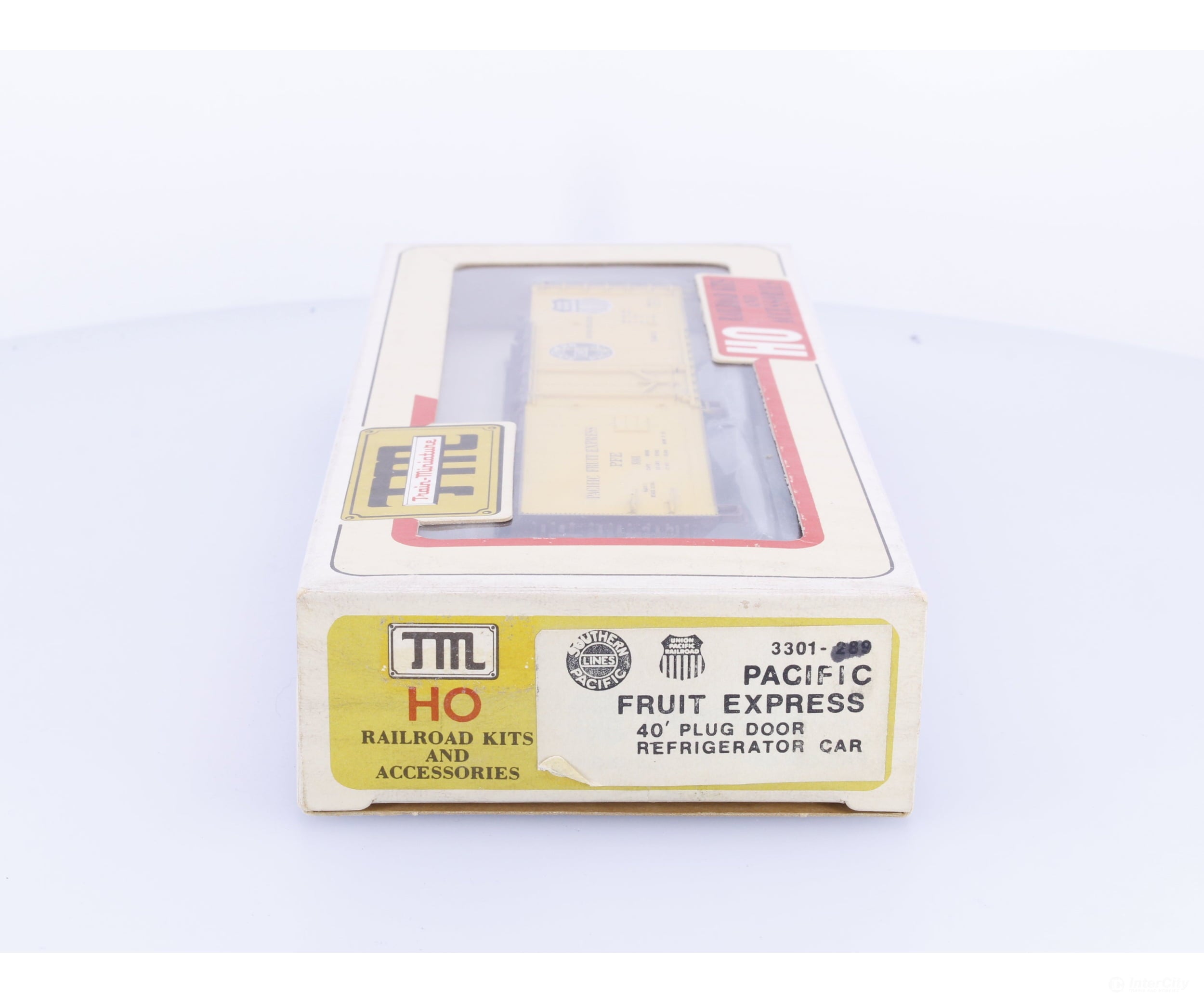 Train Miniature 3301 HO 40’ Plug Door Reefer Kit #3 Pacific Fruit Express (PFE) 8001 - Freight Cars