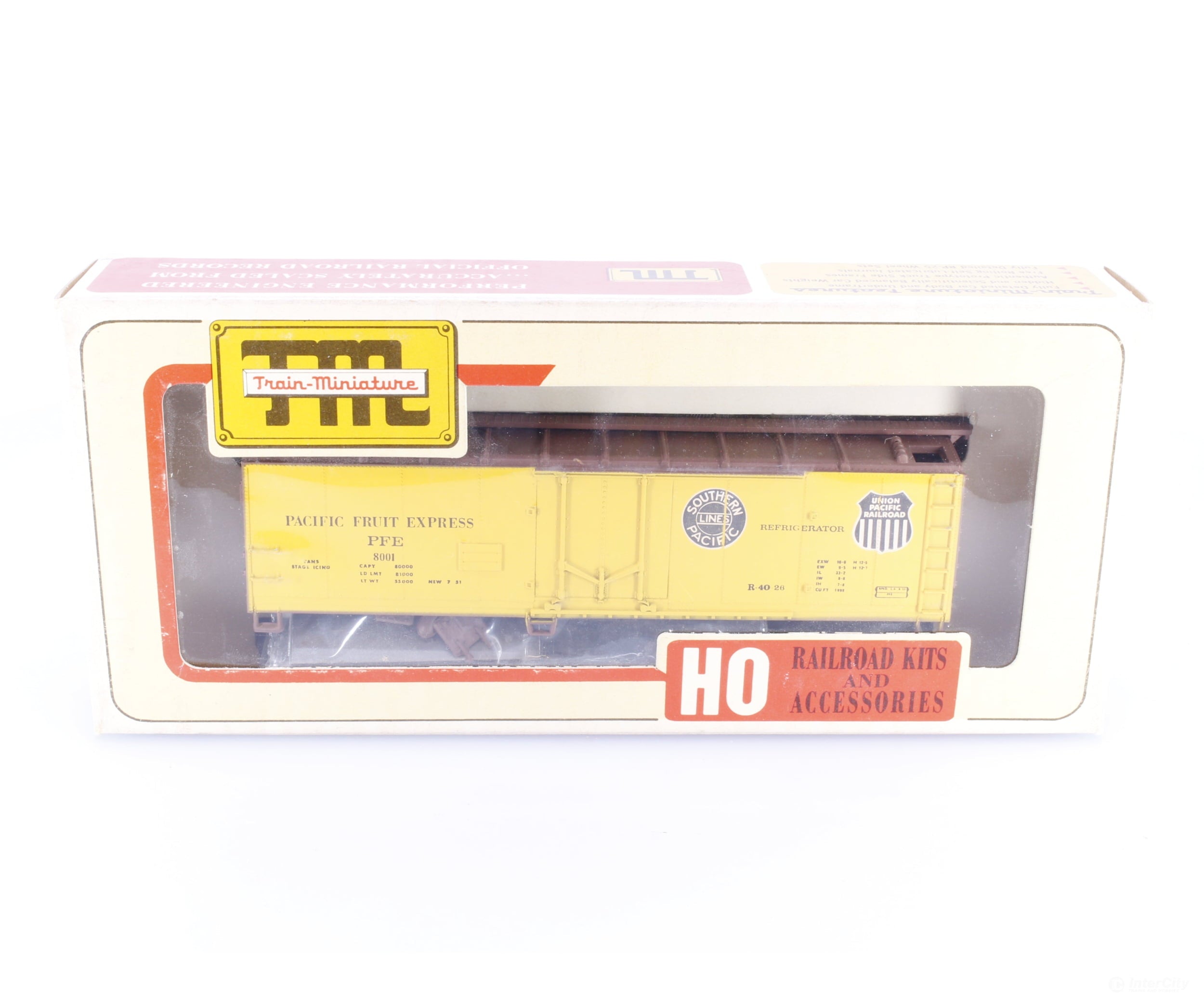 Train Miniature 3301 HO 40’ Plug Door Reefer Kit #3 Pacific Fruit Express (PFE) 8001 - Freight Cars