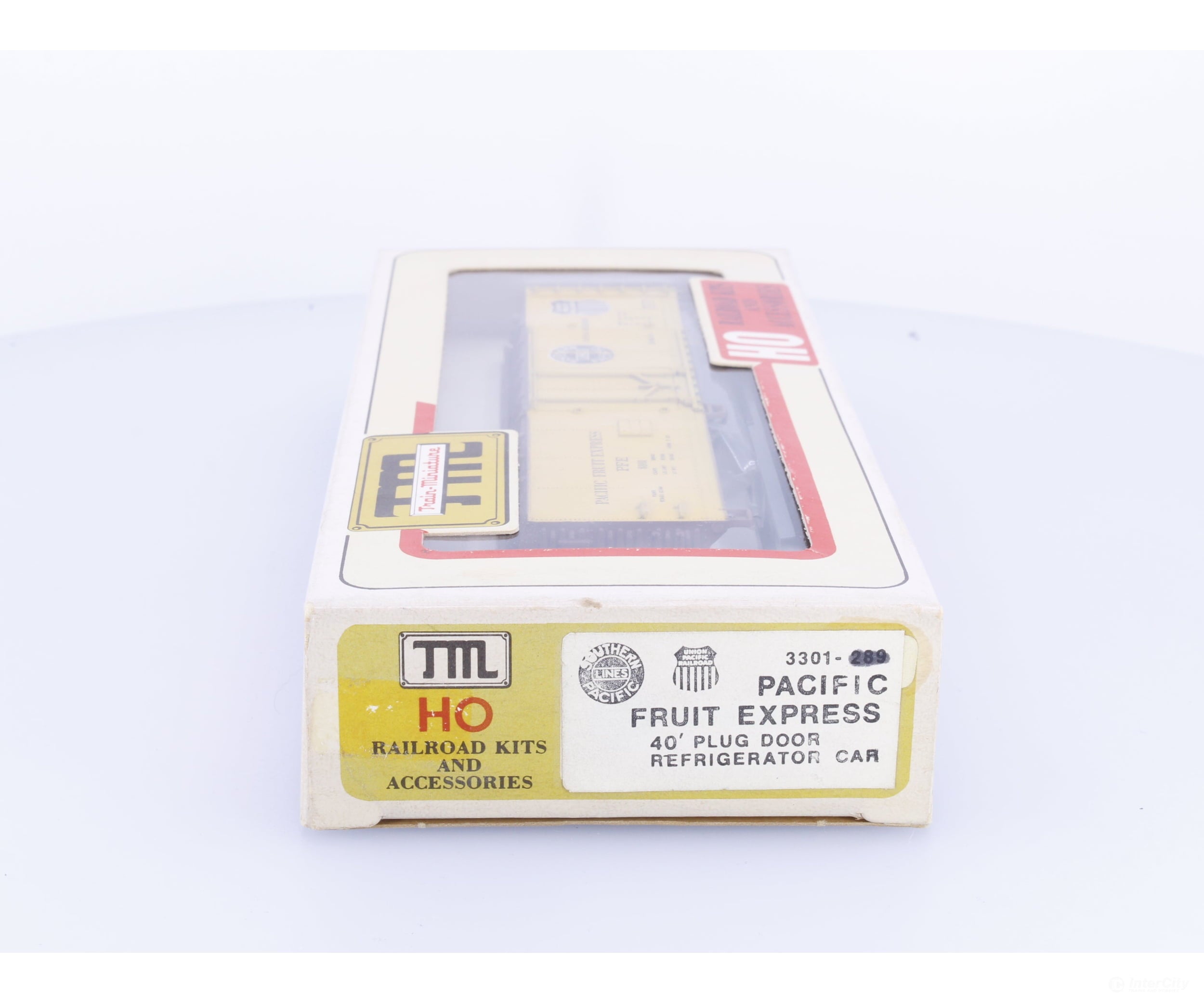 Train Miniature 3301 HO 40’ Plug Door Reefer Kit Pacific Fruit Express (PFE) 8001 - Freight Cars
