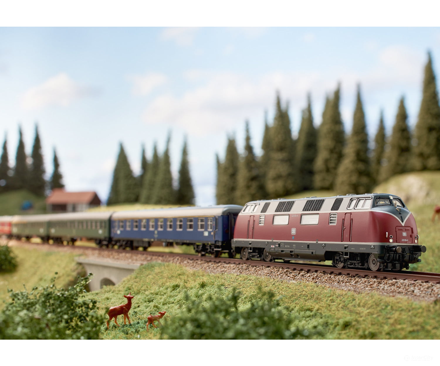 Trix 16226 Class 220 Diesel Locomotive - Default Title (IC-TRIX-16226)
