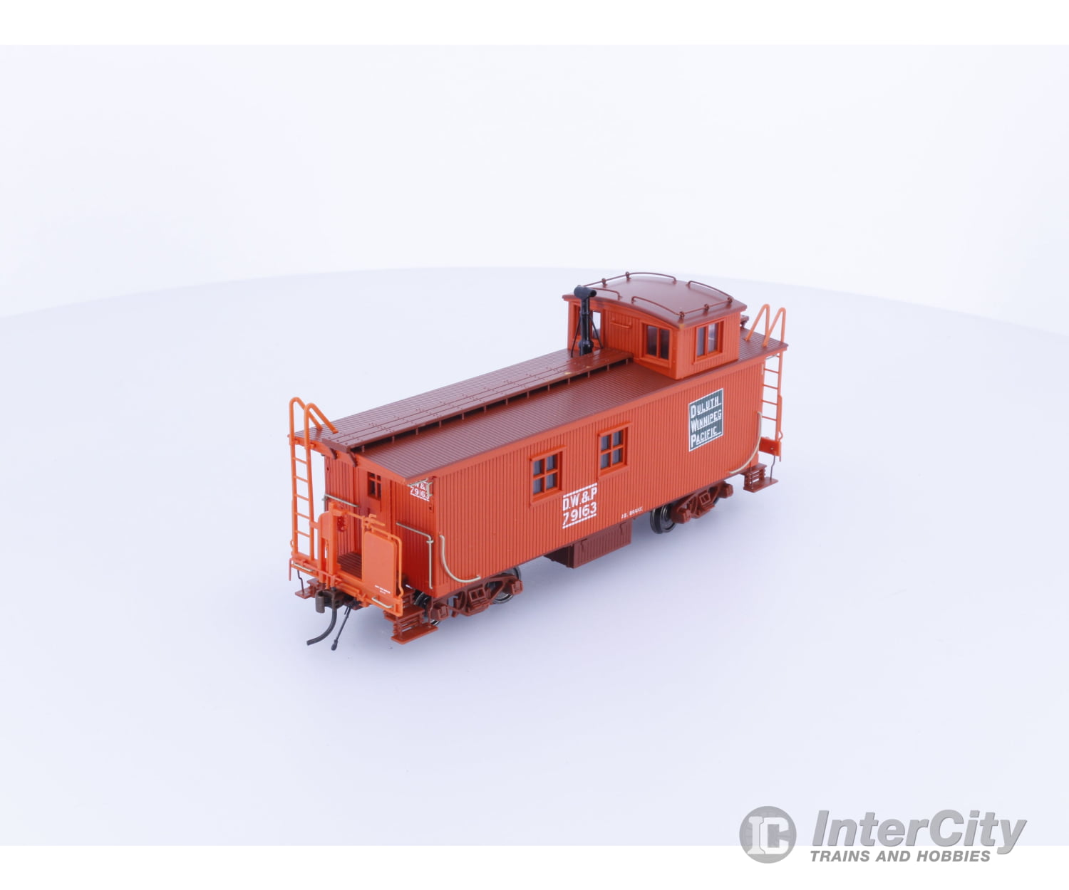 Trueline Trains 301048 HO Offset Cupola Caboose Duluth Winnipeg and Pacific (DWP) 79163 Freight Cars