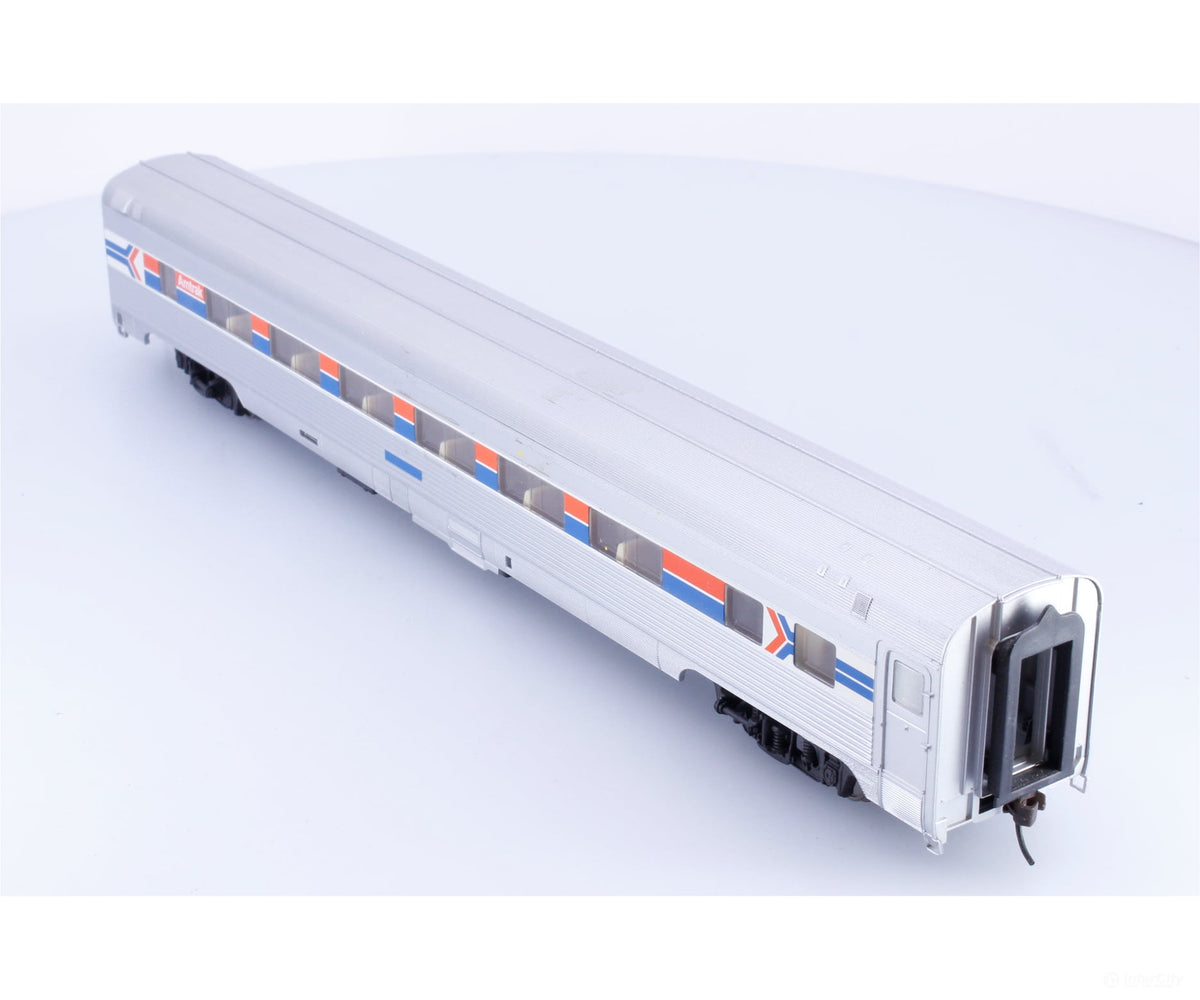 Walthers 932-6301 HO 85’ Budd 46 Seat Coach Amtrak (AMTK) - Passenger Cars