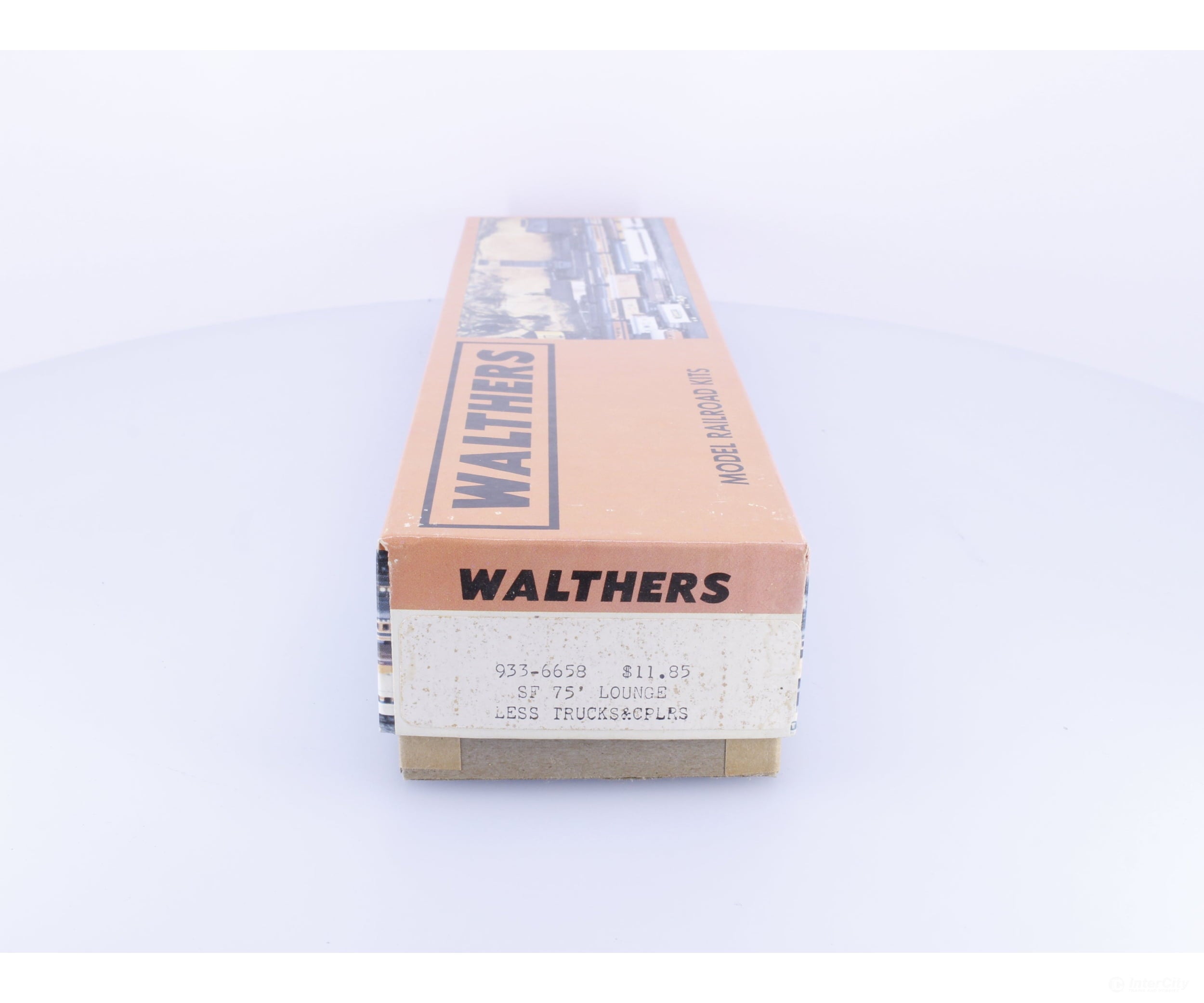 Walthers 933-6658 HO 75’ Passenger Coach Kit Less Trucks and Couplers Santa Fe (SF) - Passenger Cars