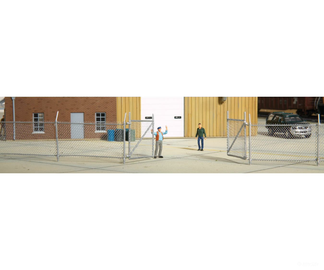 Walthers Cornerstone 3125 Chain-Link Fence - Kit Up To 2 Gates -- Scale Length: Approximately 80