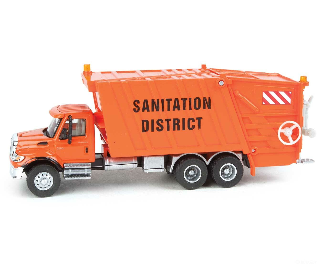 Walthers Scenemaster 11770 International(R) 7600 Garbage Truck - Assembled -- Sanitation District