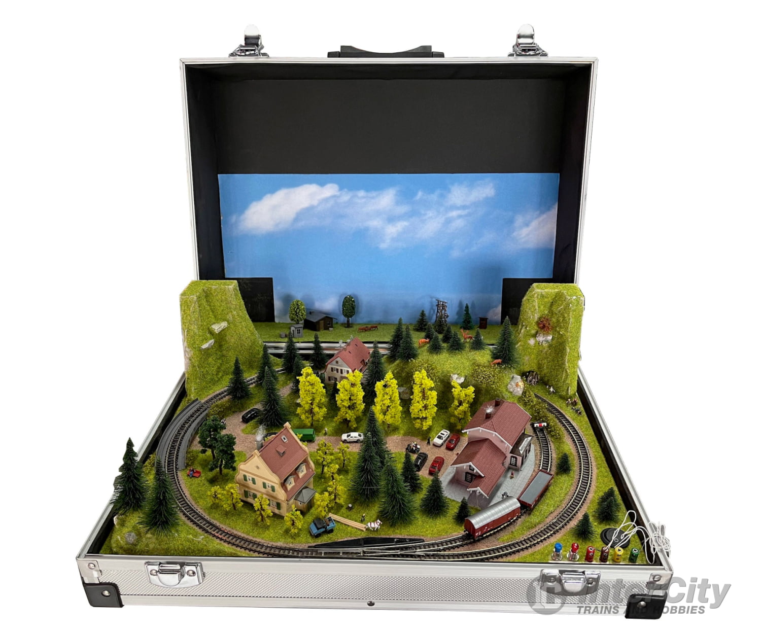 Z-Scale Suitcase Layout 18’’ x 13’’ x 6’’ European Locomotives