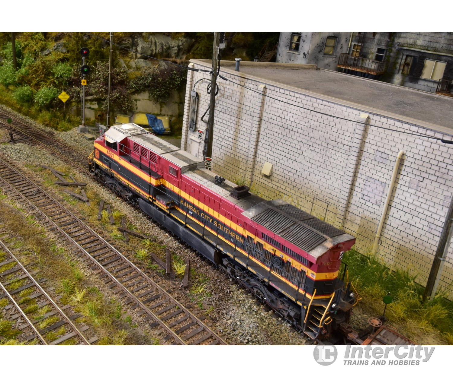 2024 Holiday Charity Auction: Dcc/Sound Loco + Cars Painted & Weathered By Boomer Diorama