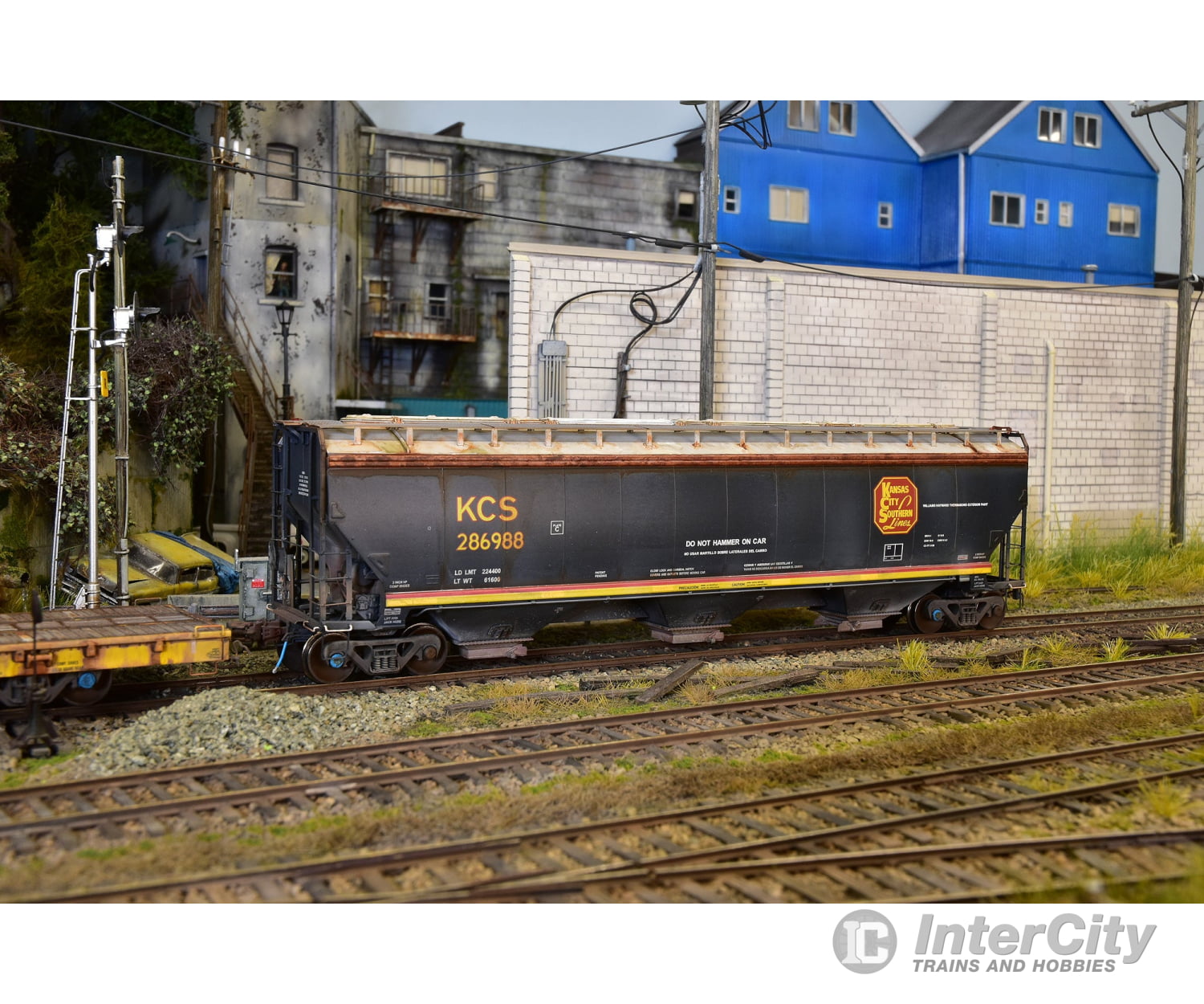 2024 Holiday Charity Auction: Dcc/Sound Loco + Cars Painted & Weathered By Boomer Diorama