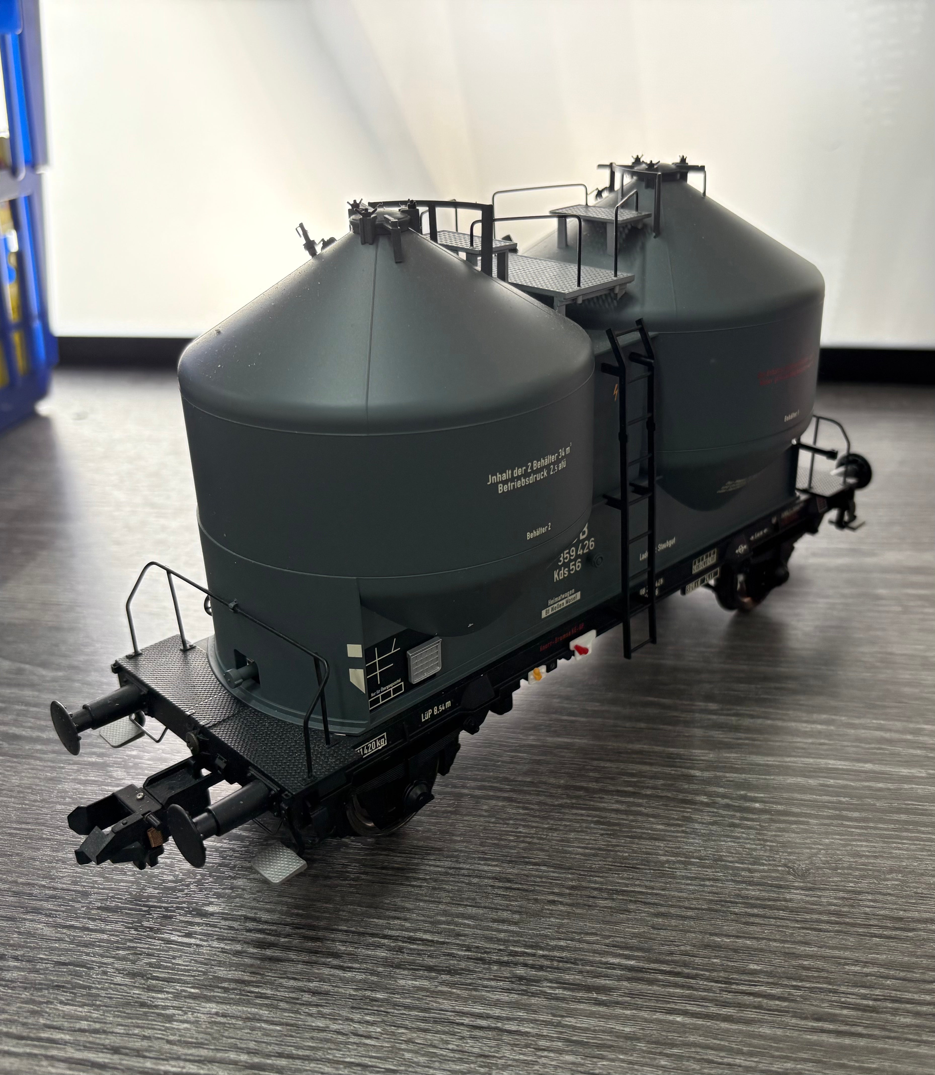 Hubner 2036 1-Gauge Silo Wagen Kds 56 without Brakeman's platform, DB