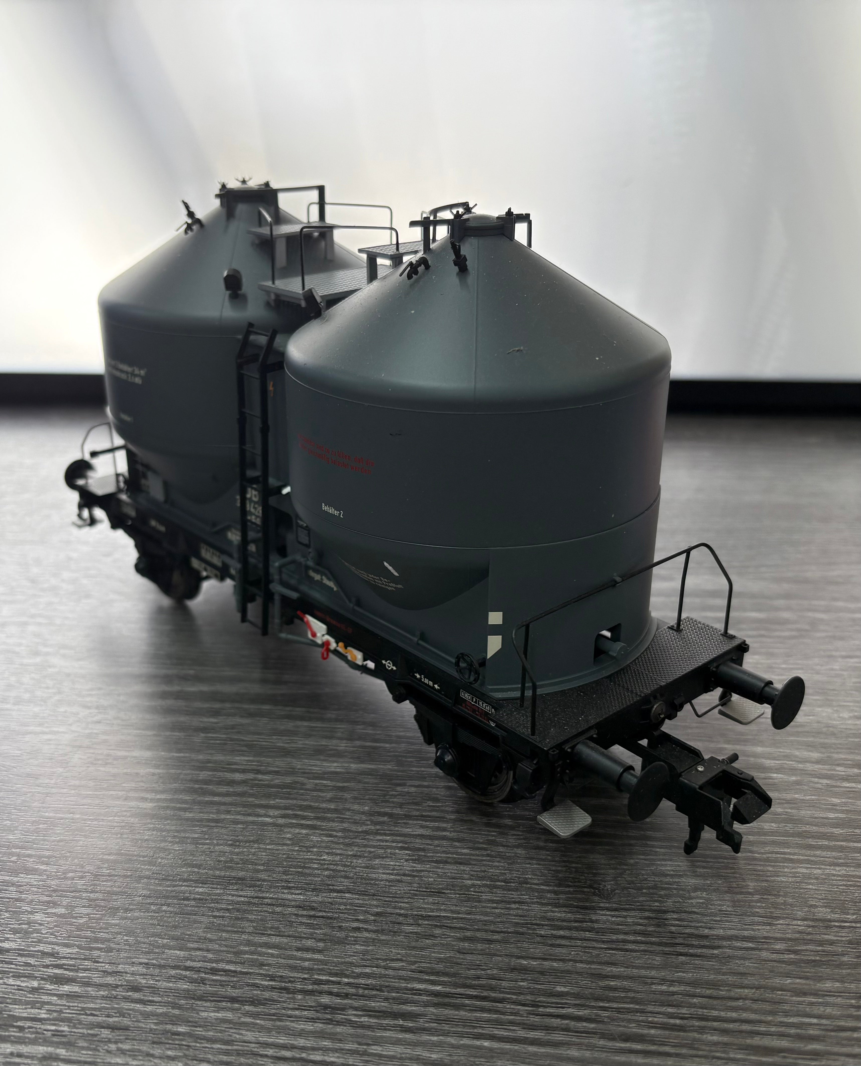 Hubner 2036 1-Gauge Silo Wagen Kds 56 without Brakeman's platform, DB