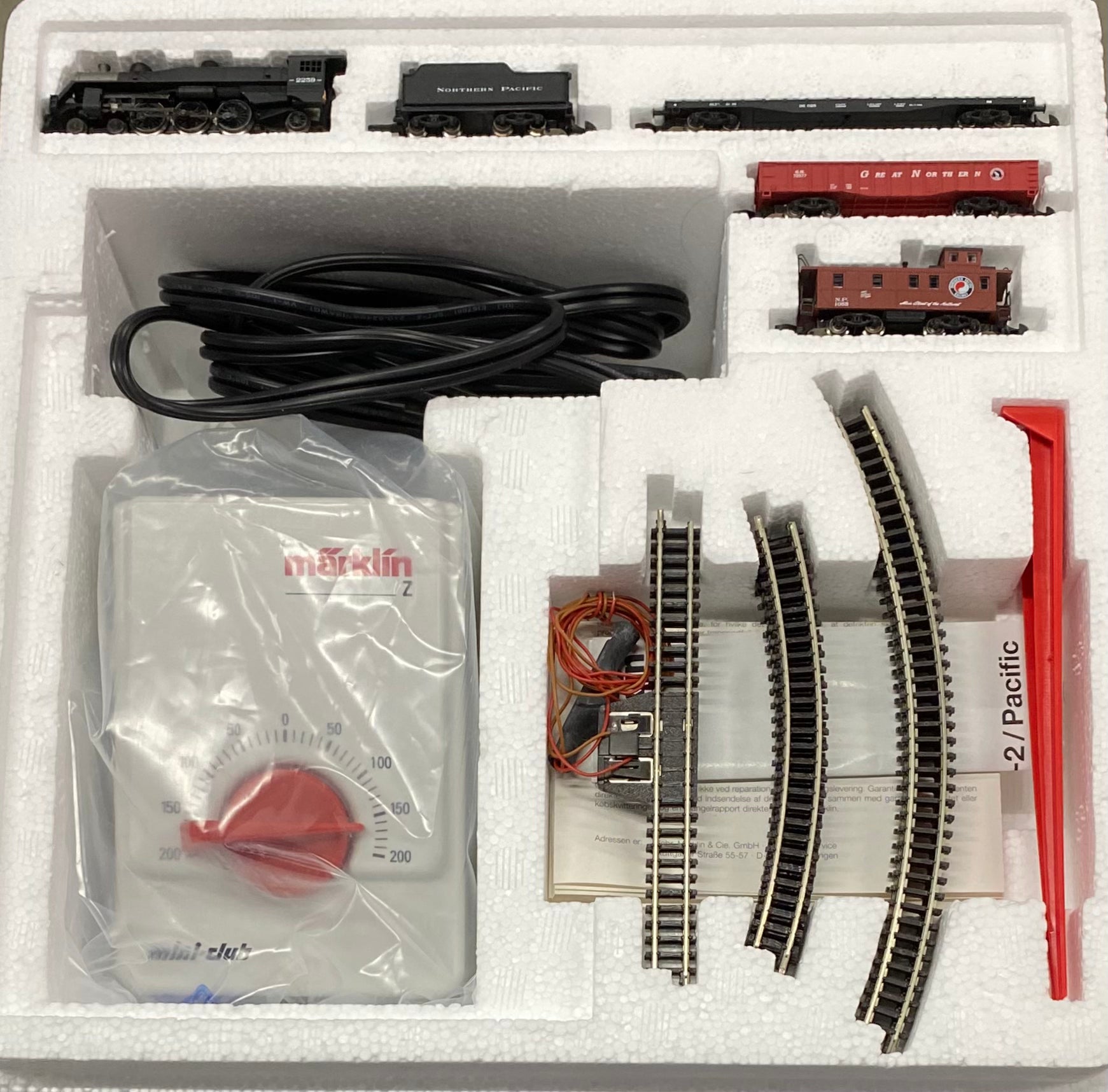 Marklin 81535 Z North America Pacific Steam Locomotive and Freight Cars (#2)