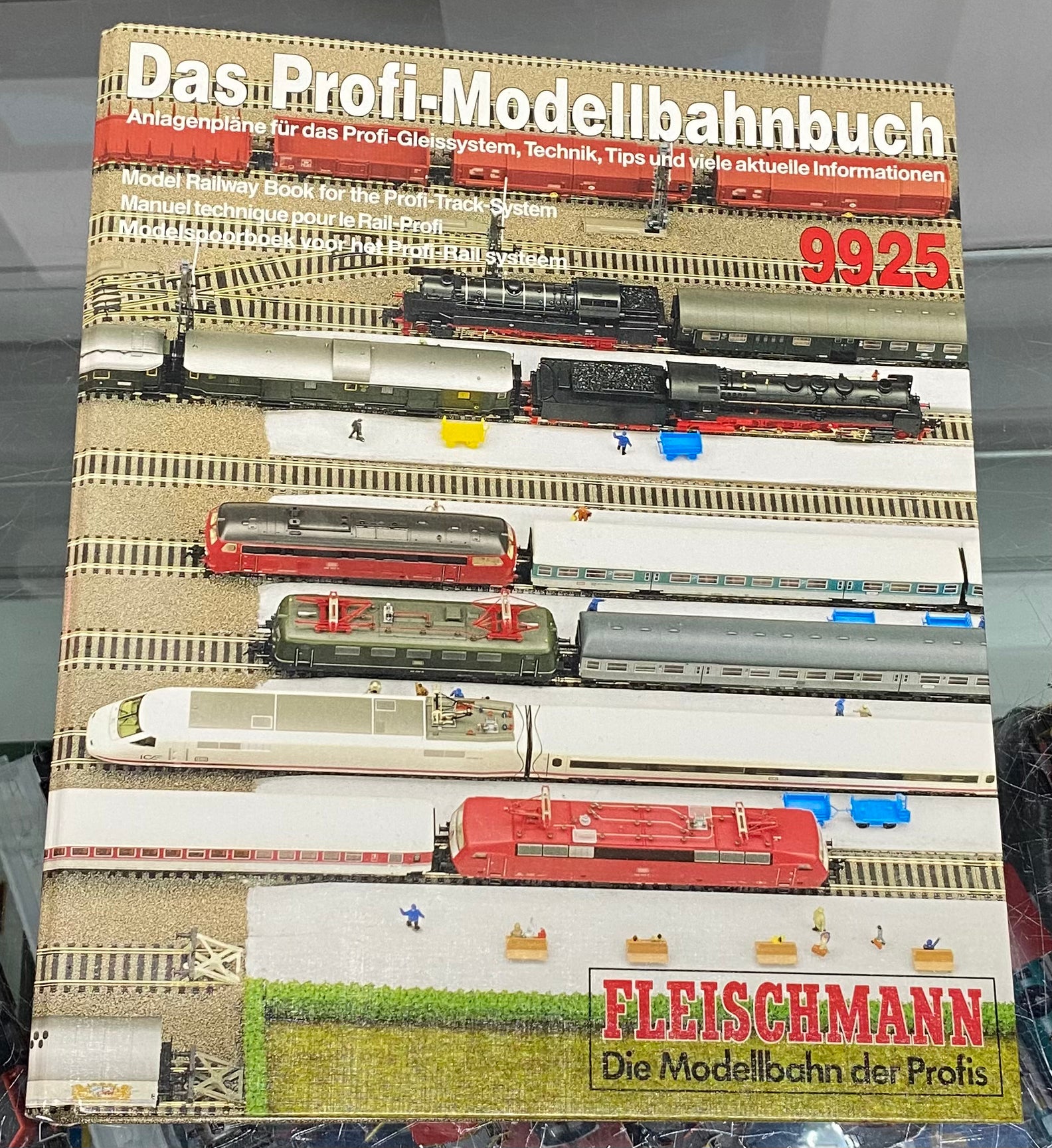 Fleischmann 9925 Das-profi-Modellbahnbuch - English