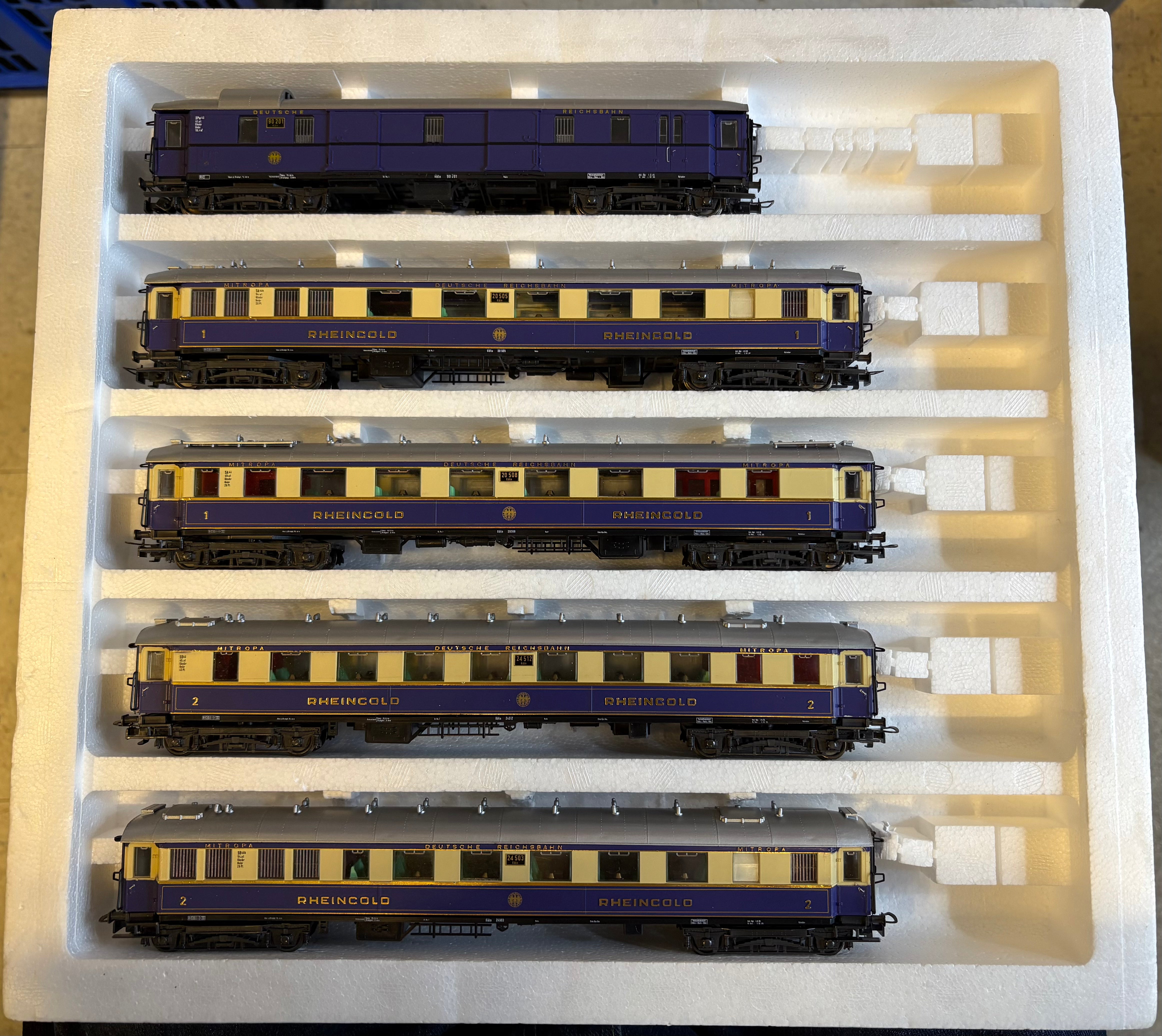 Liliput 820 HO DR 5 Piece Rheingold Passenger Set.