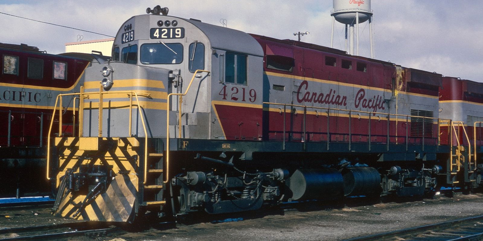 Rapido 045009 HO MLW C-424 (DC/Silent): Canadian Pacific - Script Scheme (DRS-24b): #4208