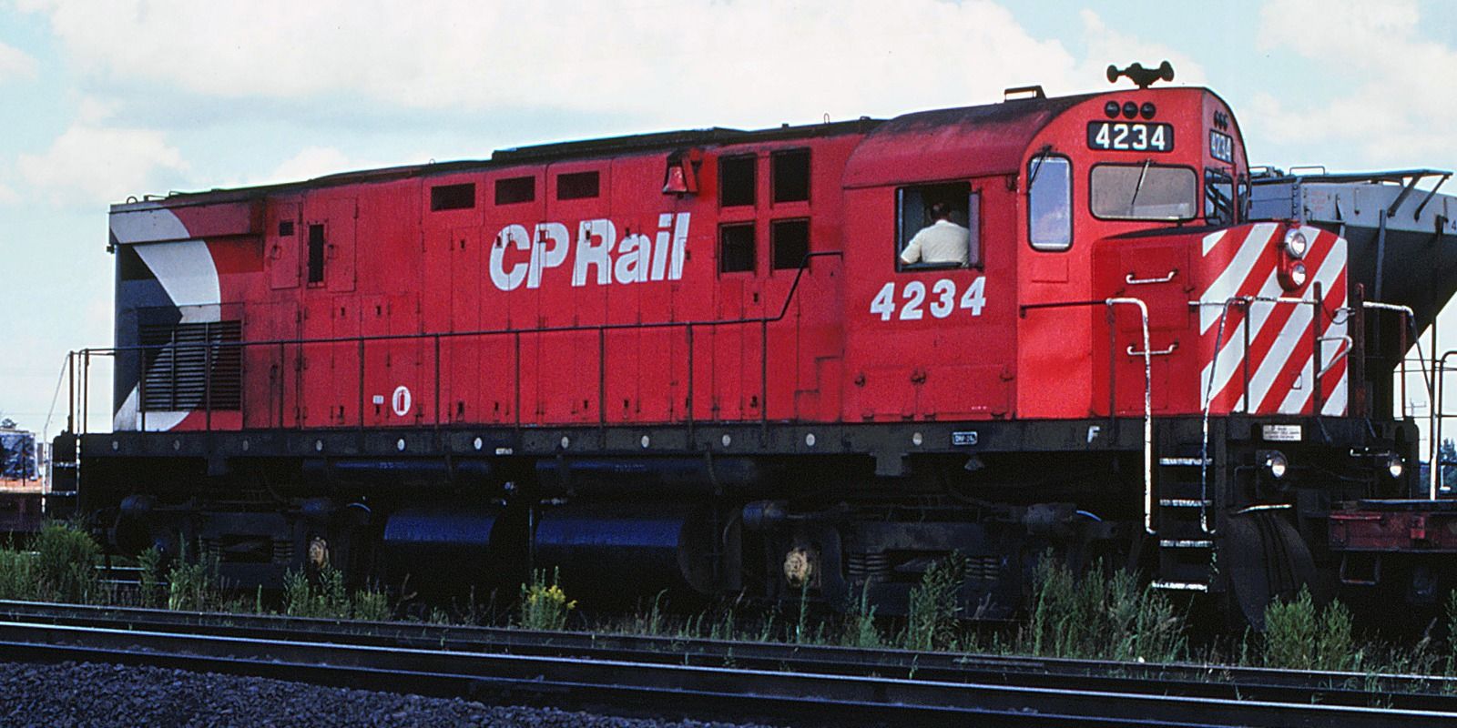 Rapido 045020 HO MLW C-424 (DC/Silent): CP Rail - Action Red (8" Stripes) (DRS-24c): #4250