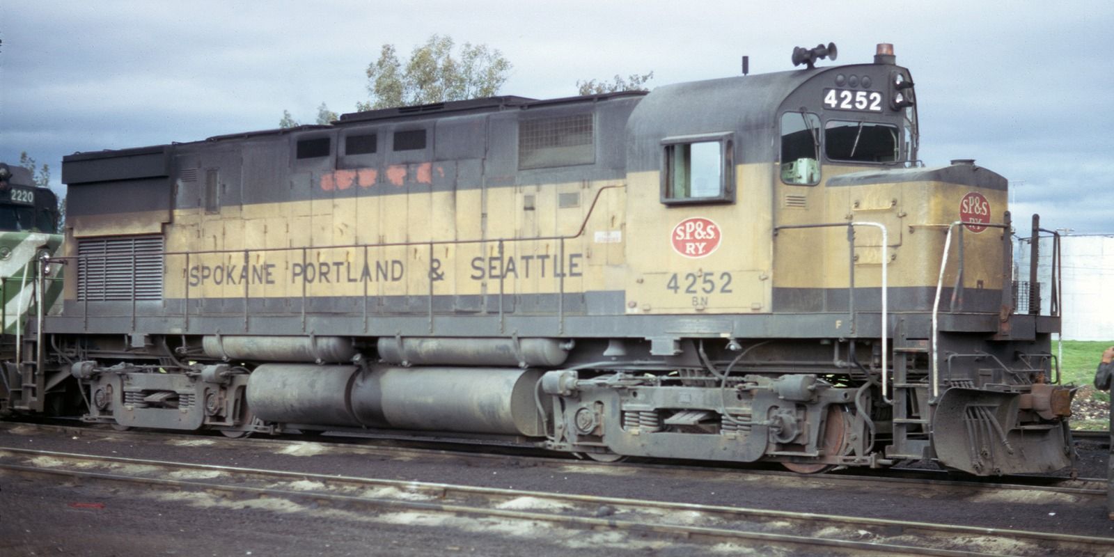 Rapido 045539 HO ALCO C-425 (DC/DCC/Sound): Burlington Northern - SP&S Patch: #4252