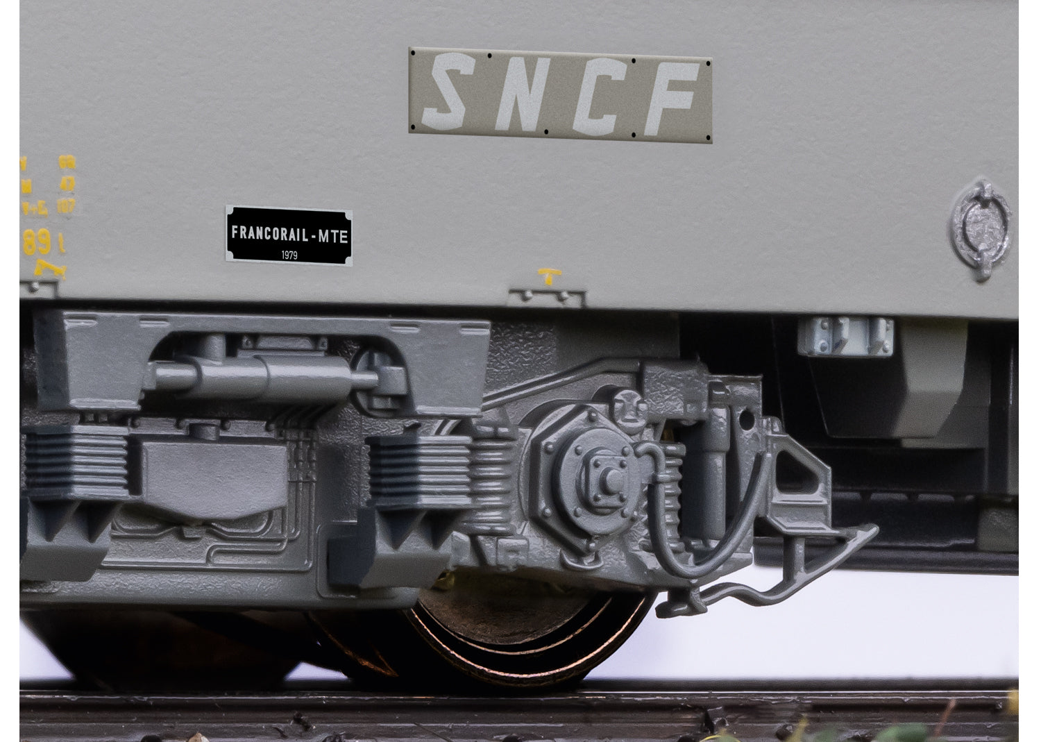 Trix 25163 HO SNCF Class BB 22200 Electric Locomotive MFX DCC/Sound
