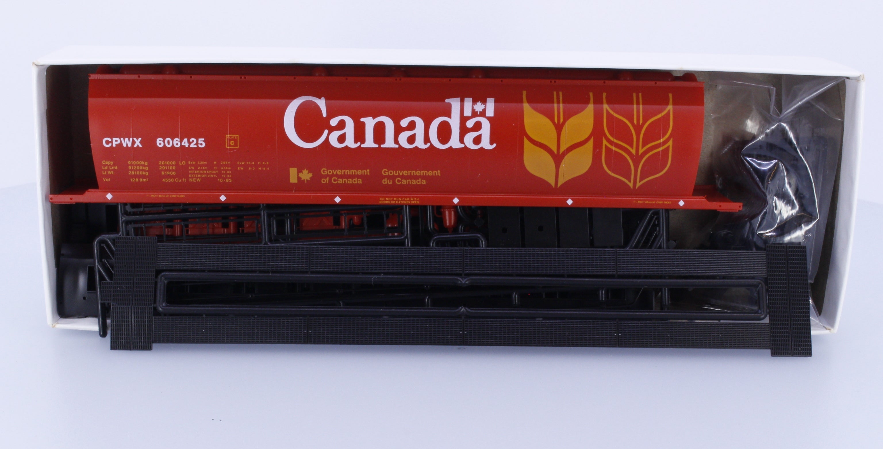 InterMountain CPWX-03 HO 4-Bay Cylindrical Covered Hopper Grain Car Canadian Wheat Board (CNWX) 606425