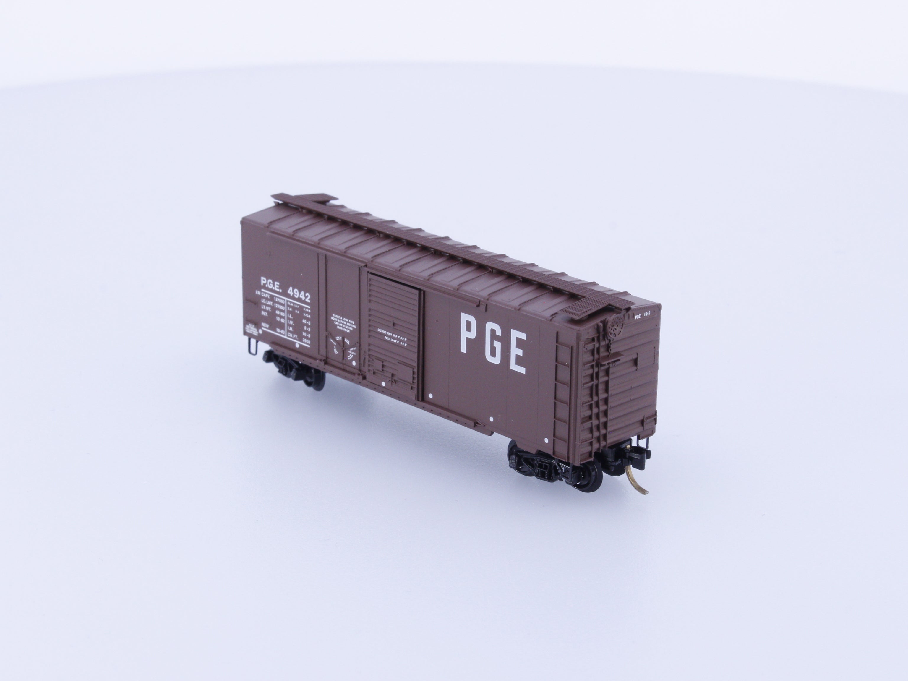 Micro Trains 22070 N 40' Standard Box Car Plug & Sliding Door Pacific Great Eastern (PGE) 4942