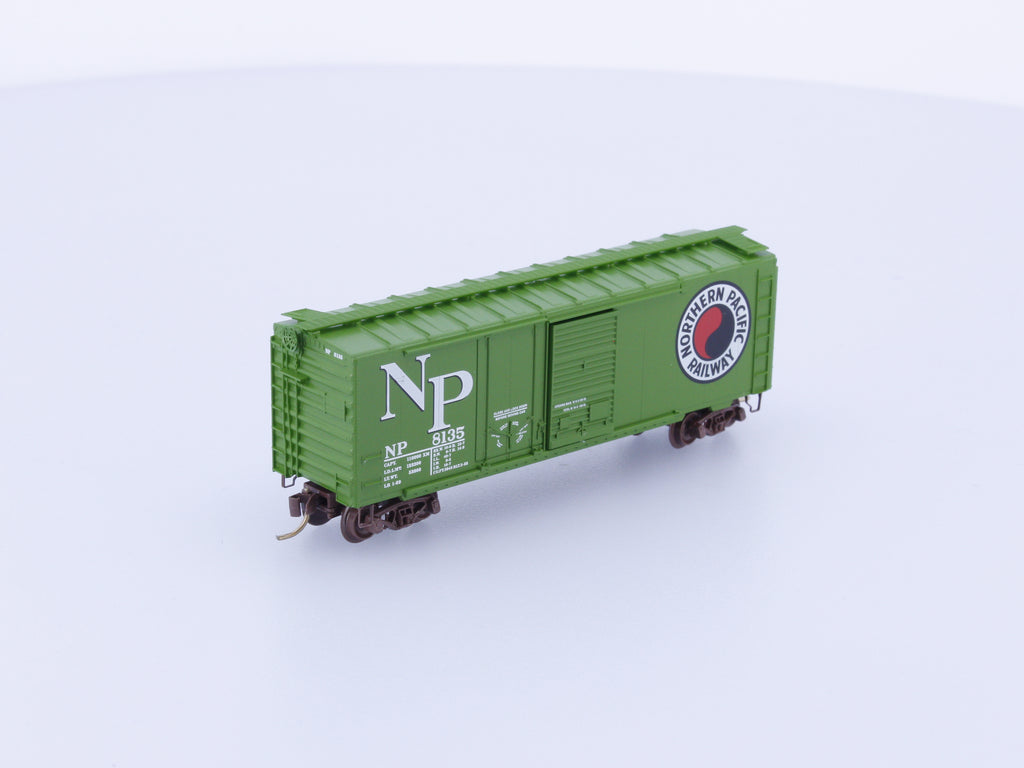 Micro Trains 22090 N 40' Standard Box Car Plug & Sliding Car Northern Pacific (NP) 8135